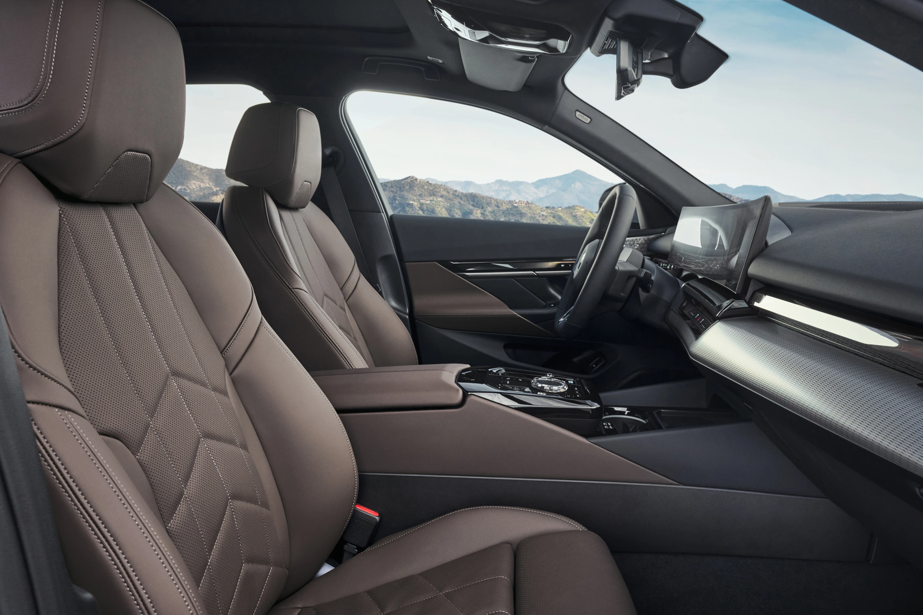 BMW i5 xDrive40 frontseats view
