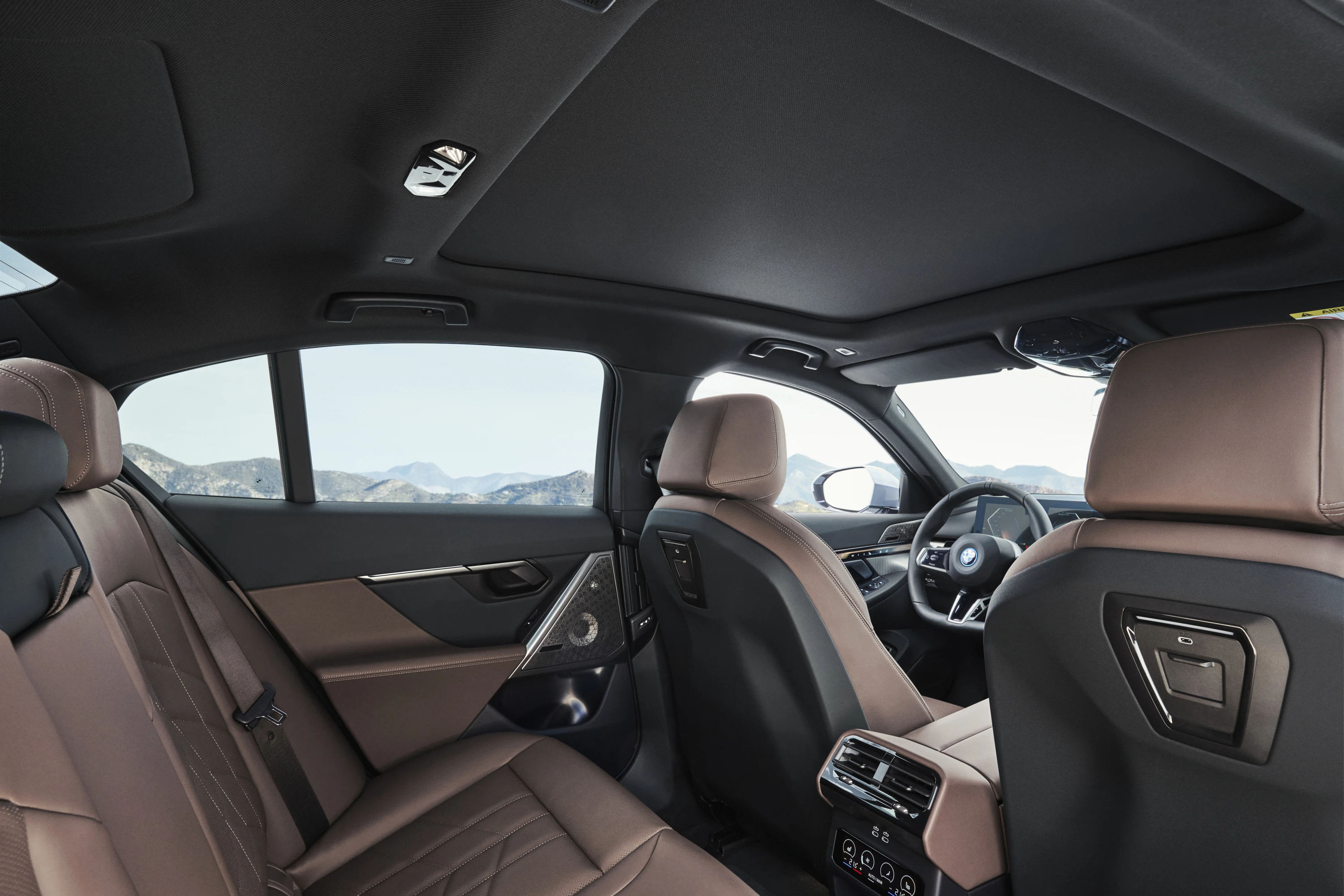 BMW i5 xDrive40 panoramicroof view