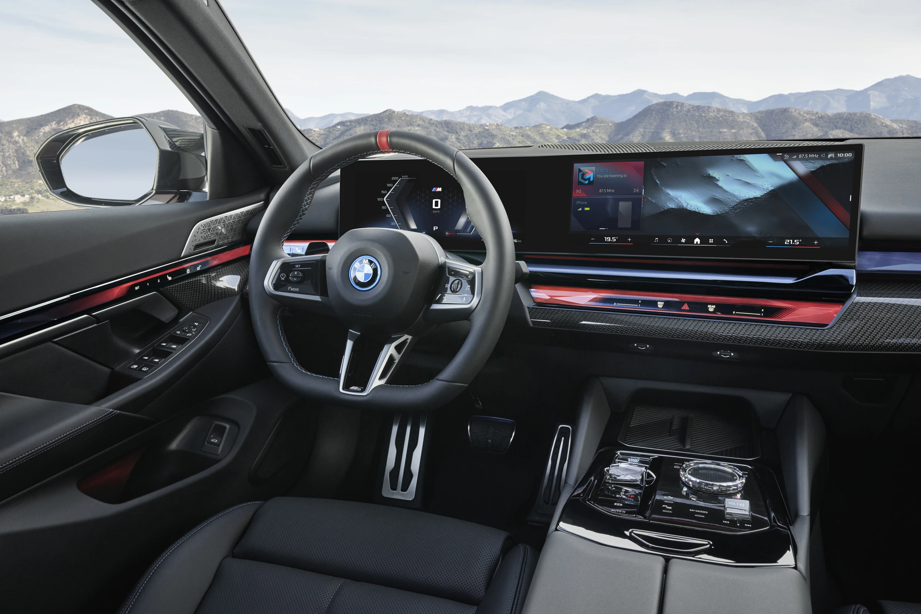 BMW i5 xDrive40 screens view
