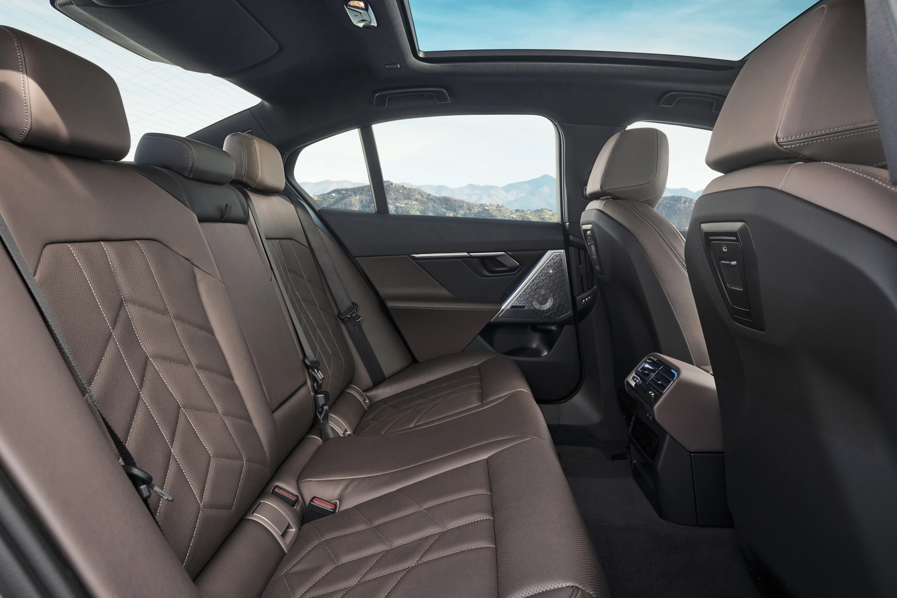 BMW i5 xDrive40 secondrowseats view