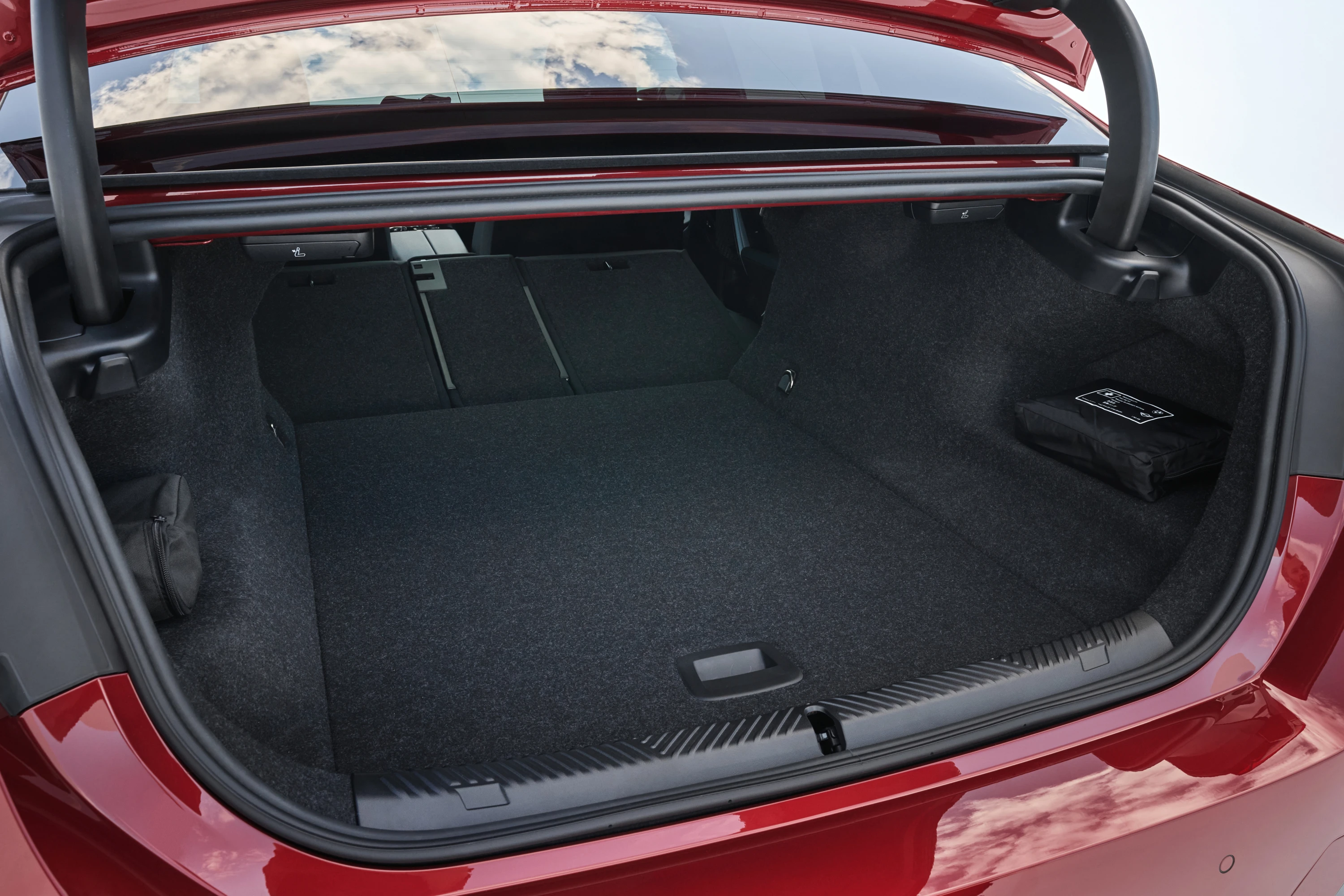 BMW i5 xDrive40 trunk view