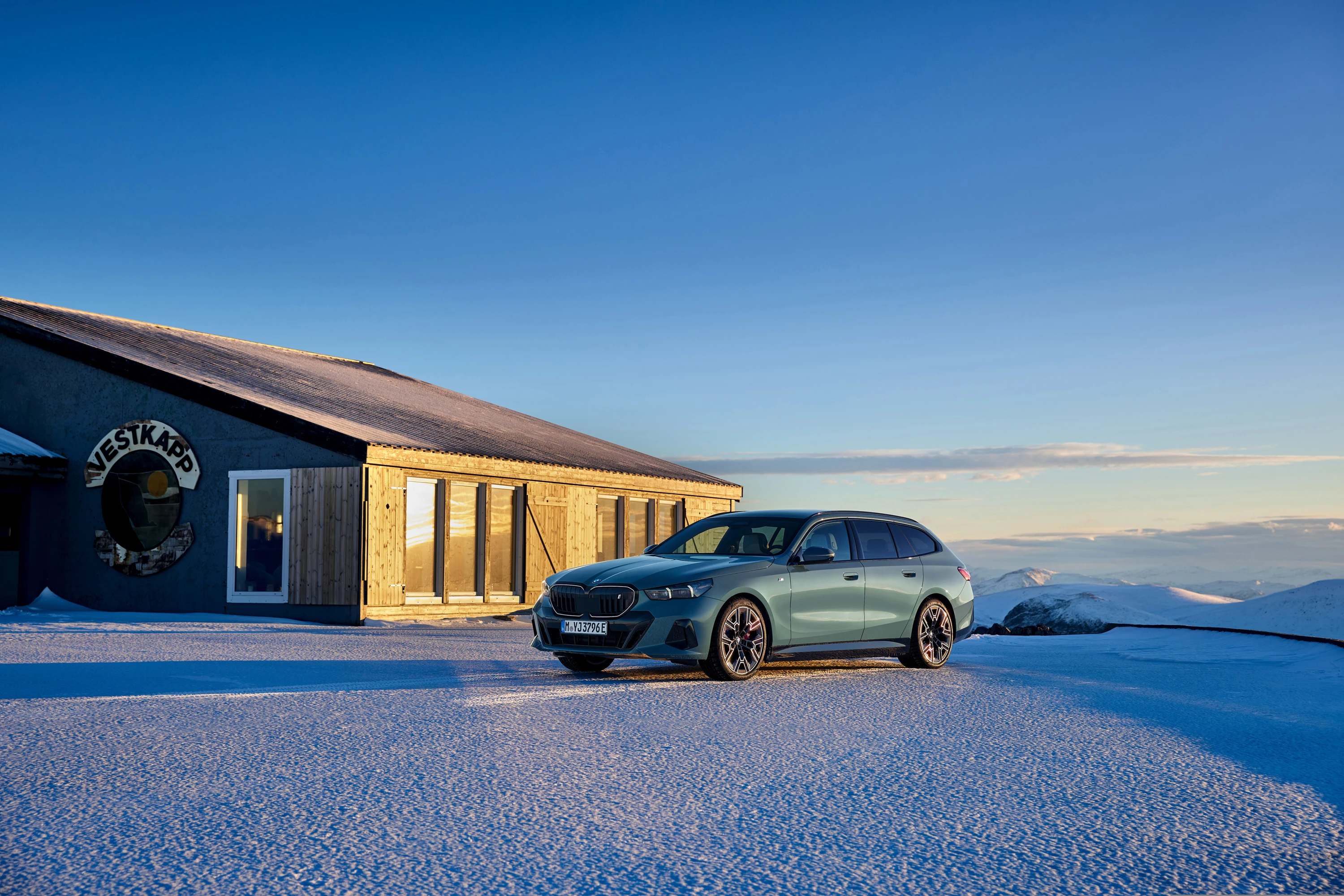 BMW i5 xDrive40 Touring exterior view