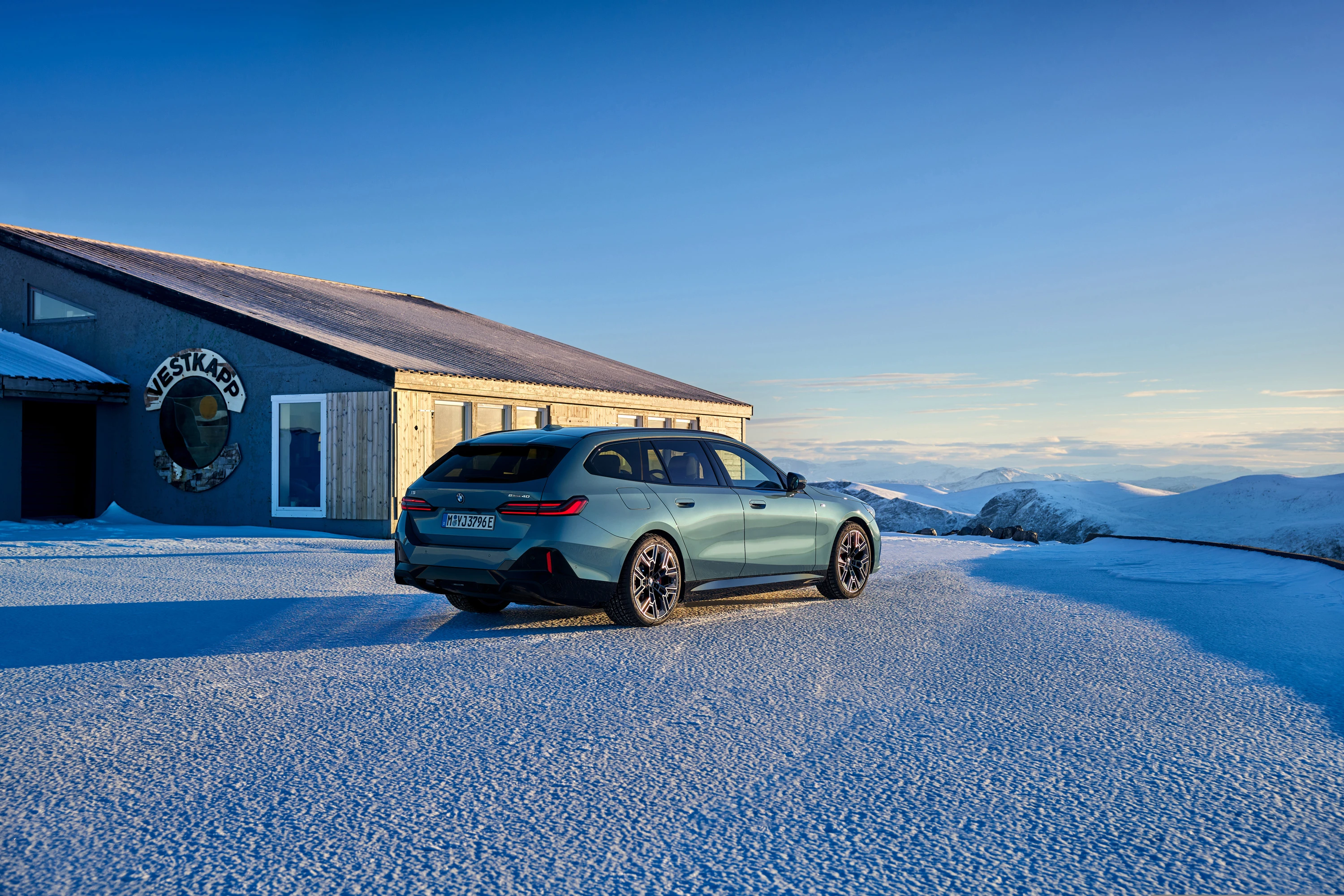 BMW i5 xDrive40 Touring exterior view
