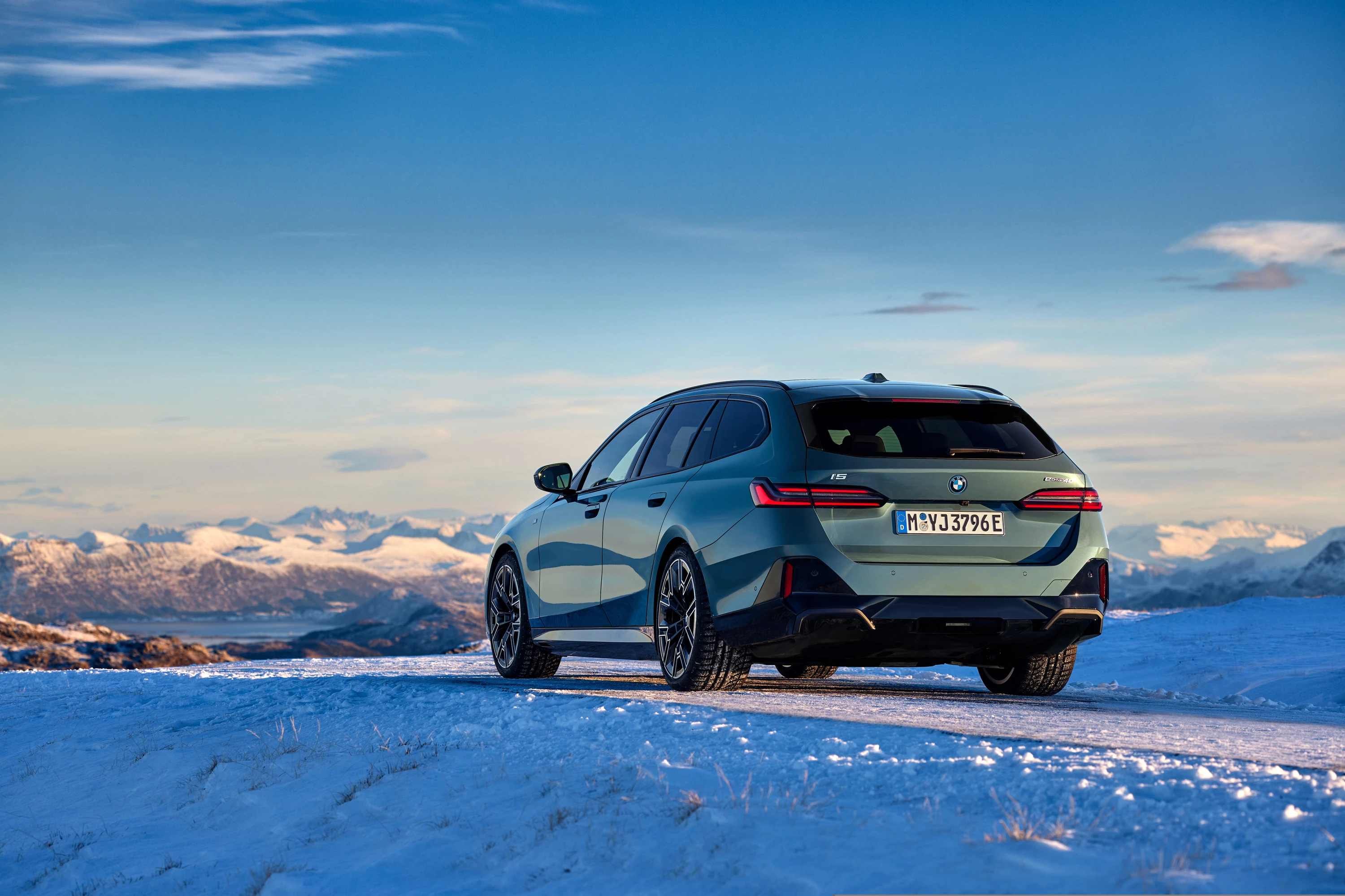 BMW i5 xDrive40 Touring exterior view