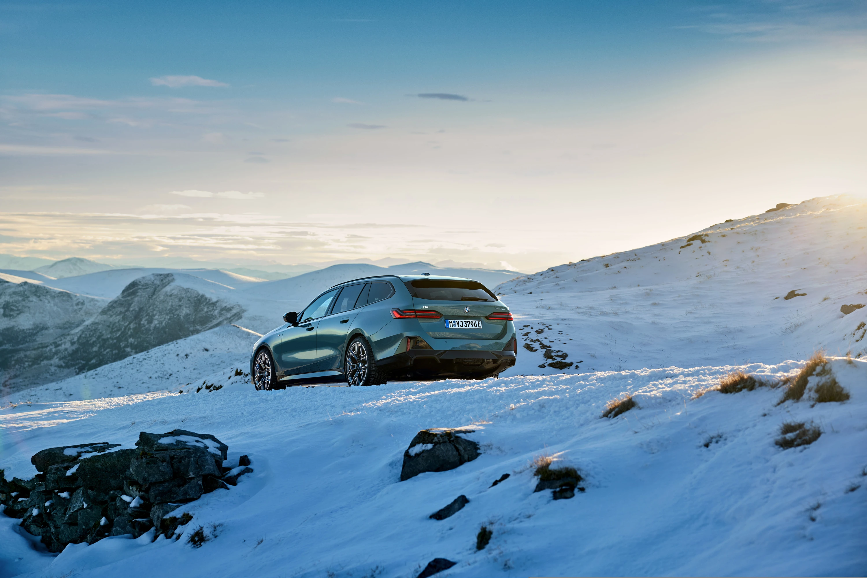 BMW i5 xDrive40 Touring exterior view