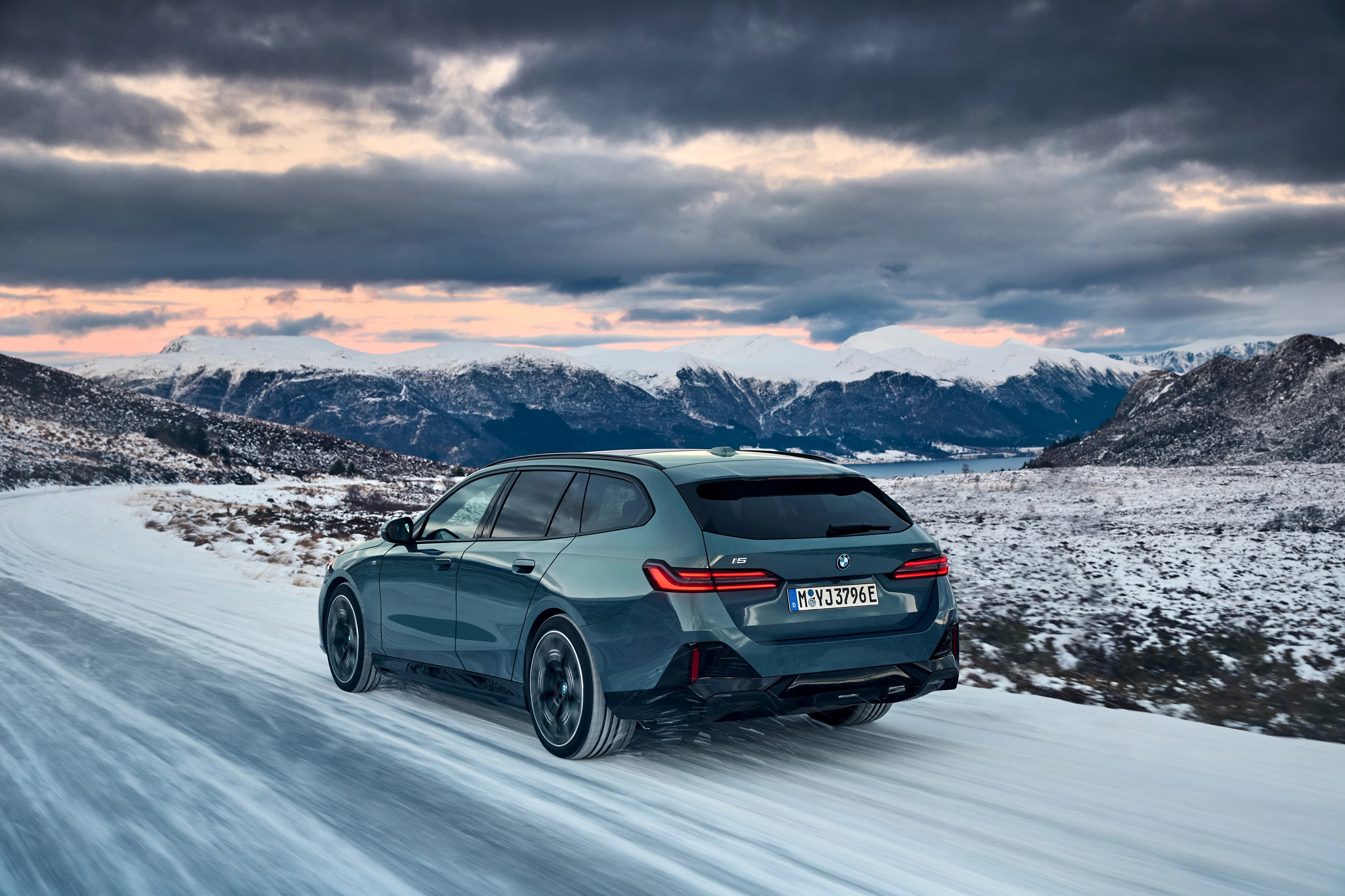 BMW i5 xDrive40 Touring exterior view