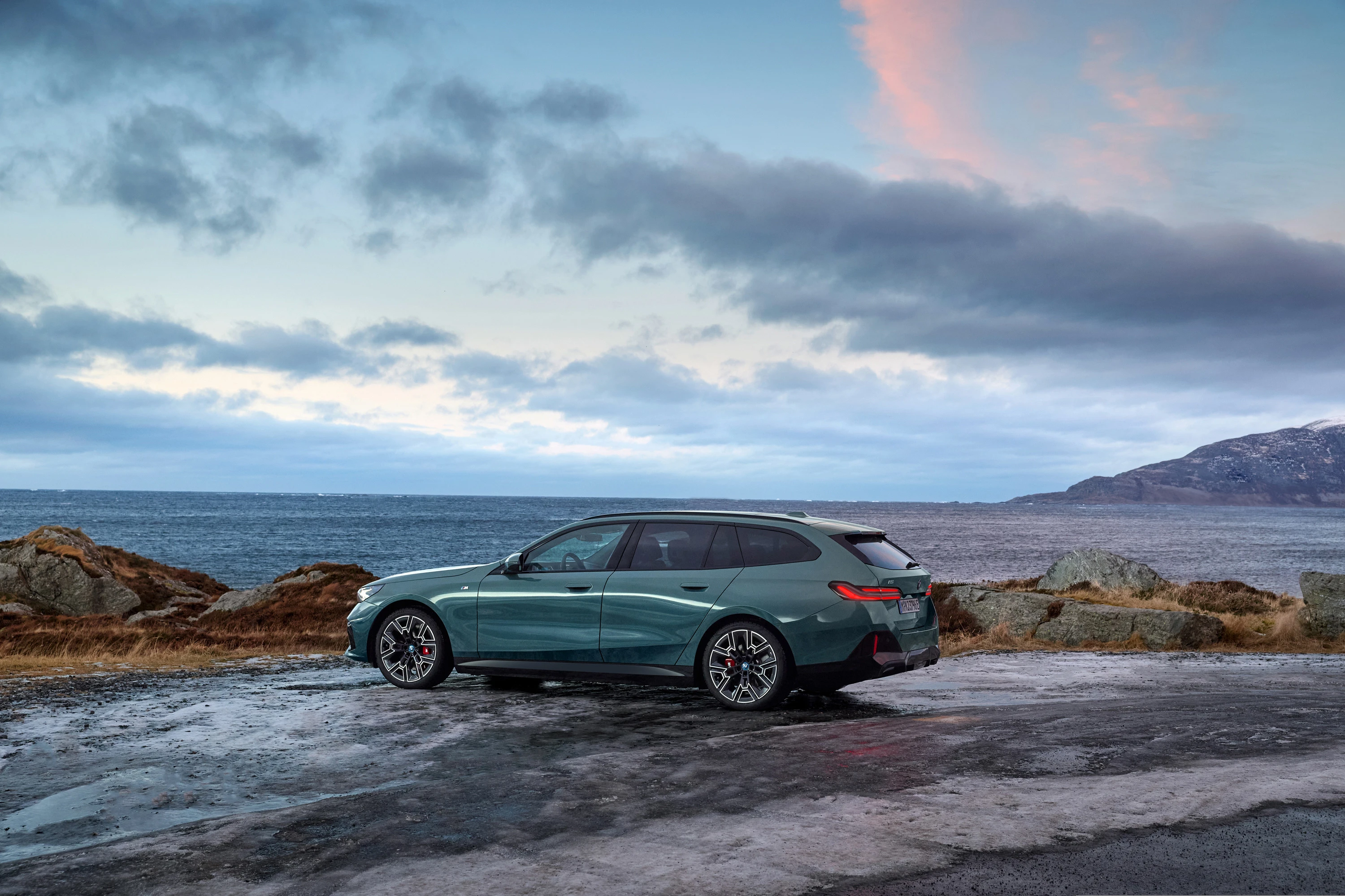 BMW i5 xDrive40 Touring exterior view