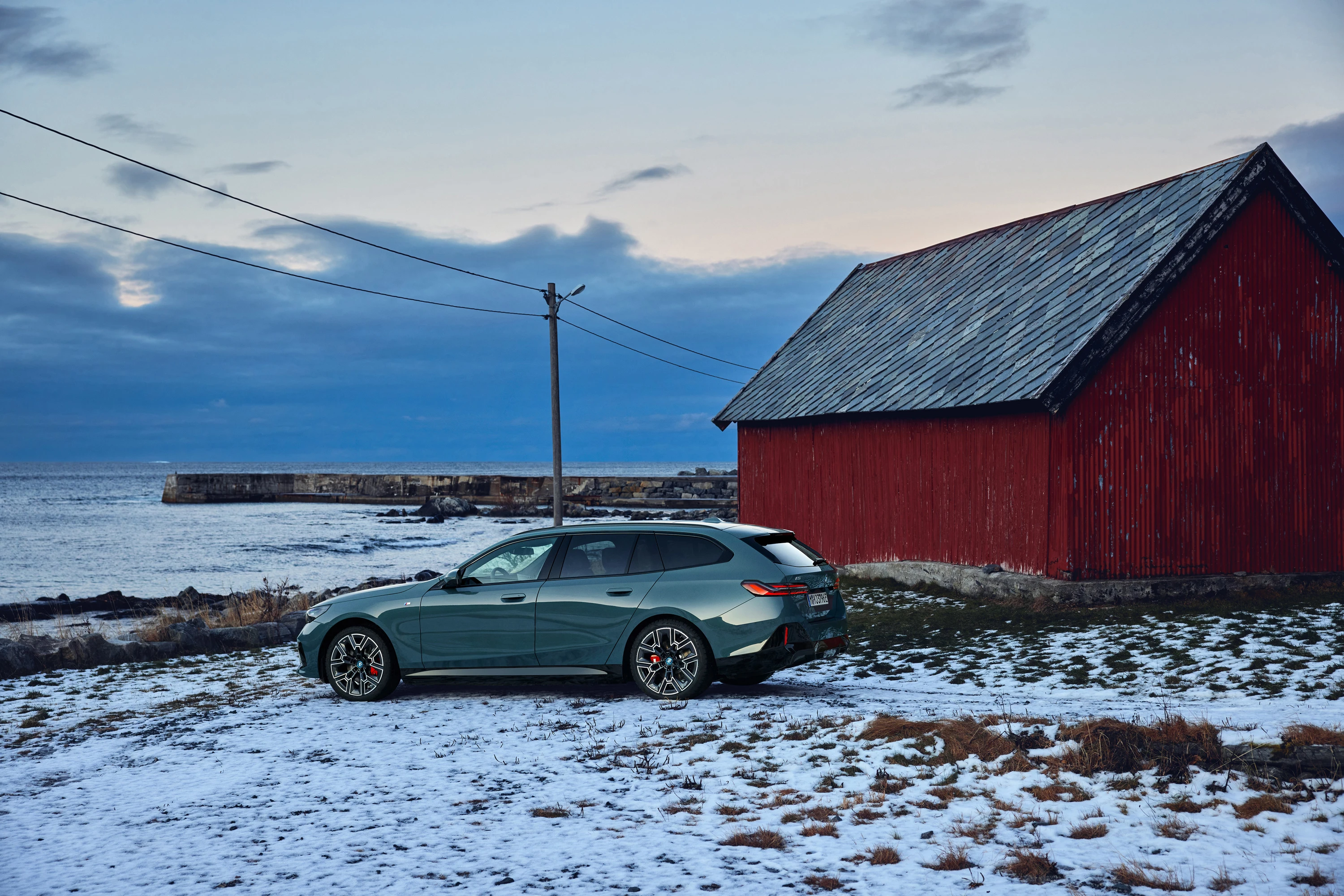 BMW i5 xDrive40 Touring exterior view