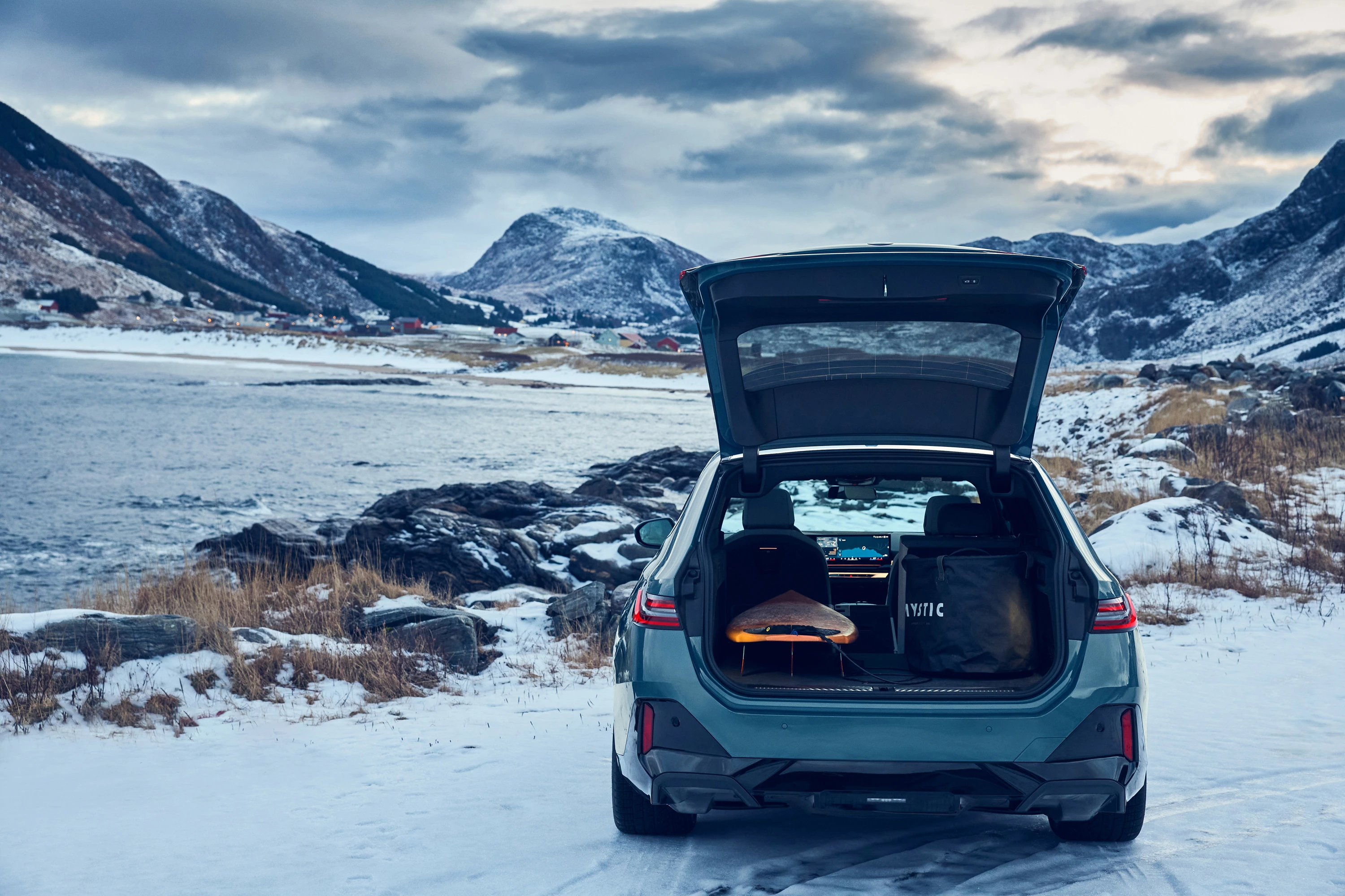 BMW i5 xDrive40 Touring trunk view