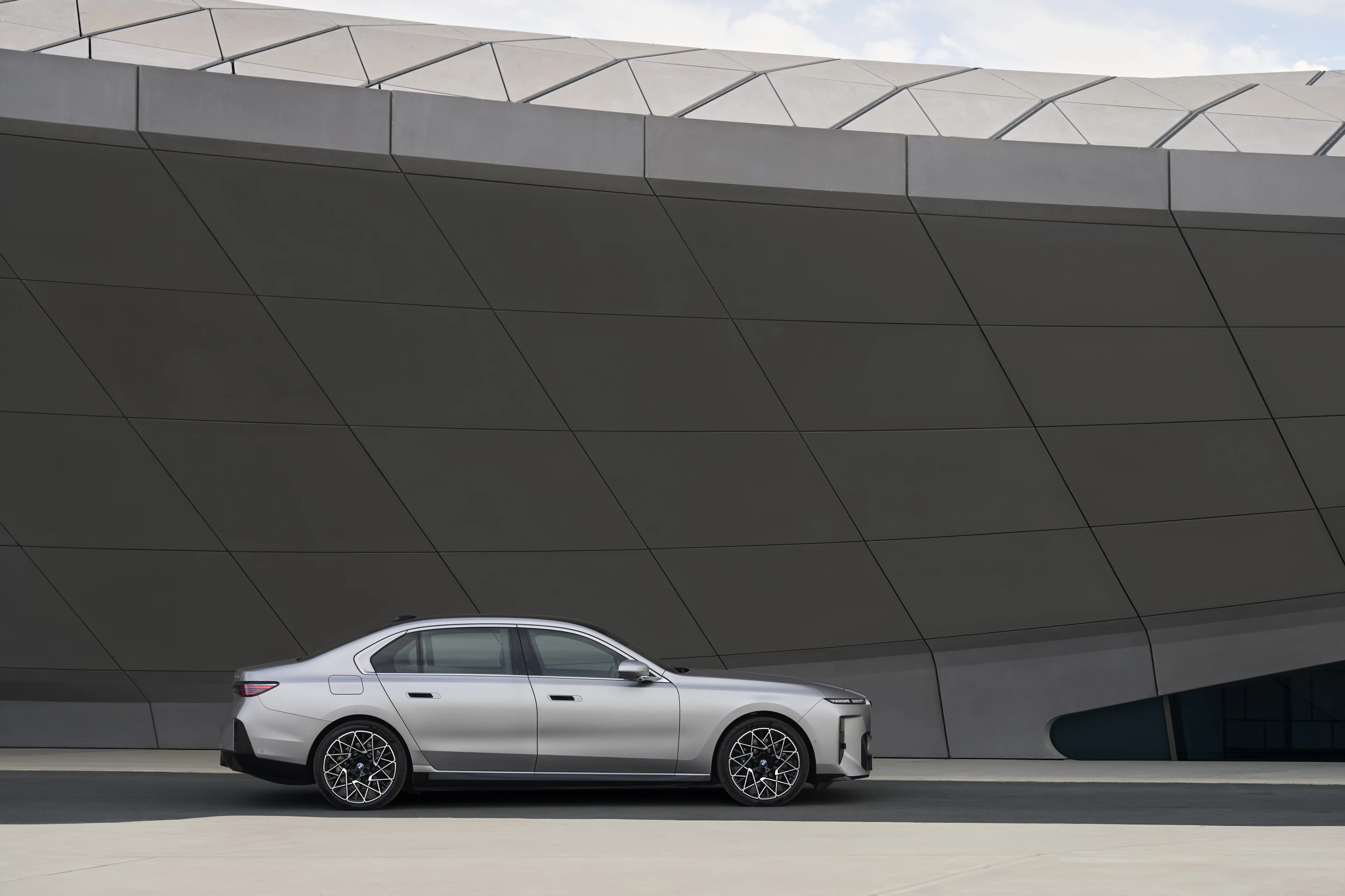 BMW i7 50 xDrive exterior view