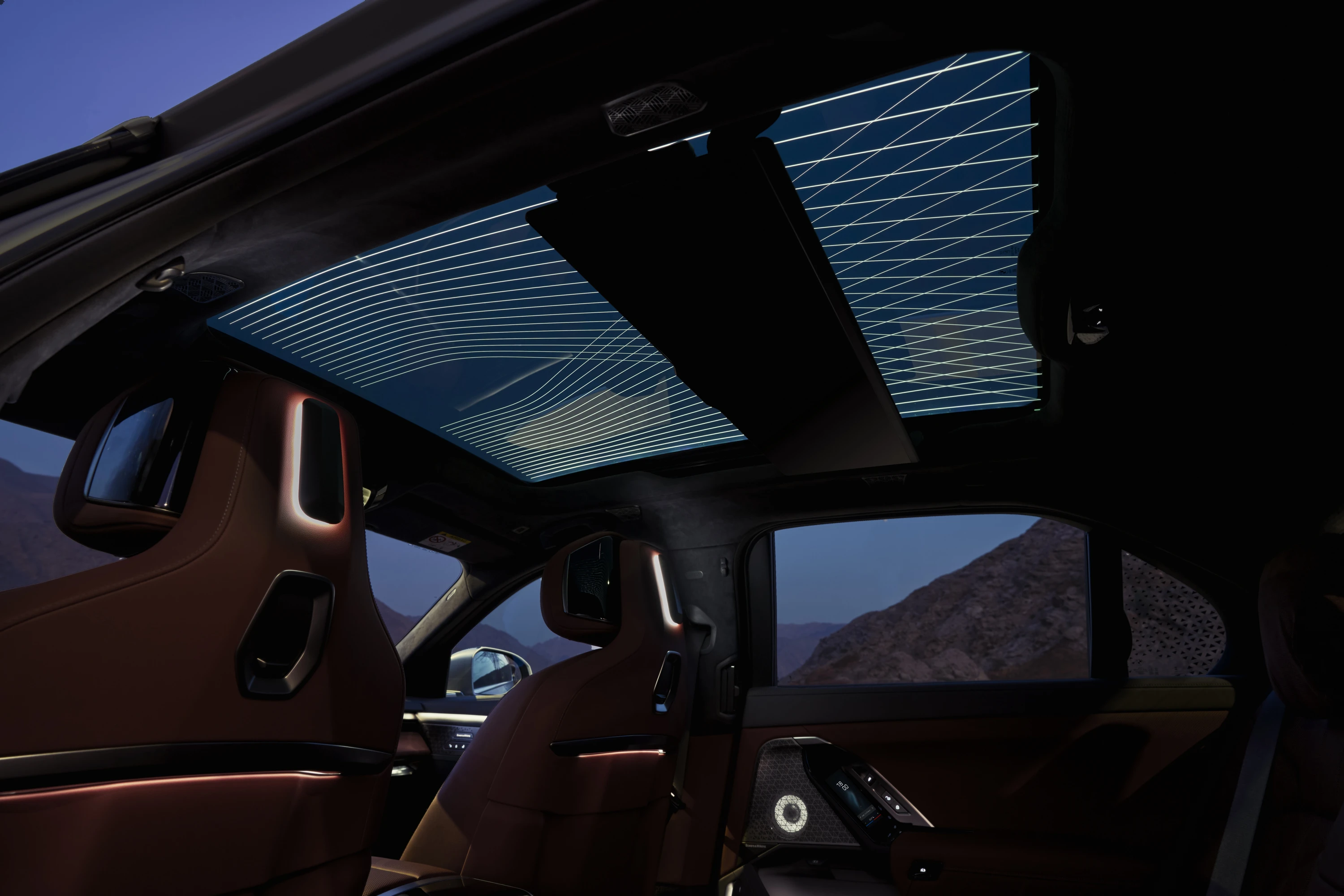 BMW i7 50 xDrive roof view