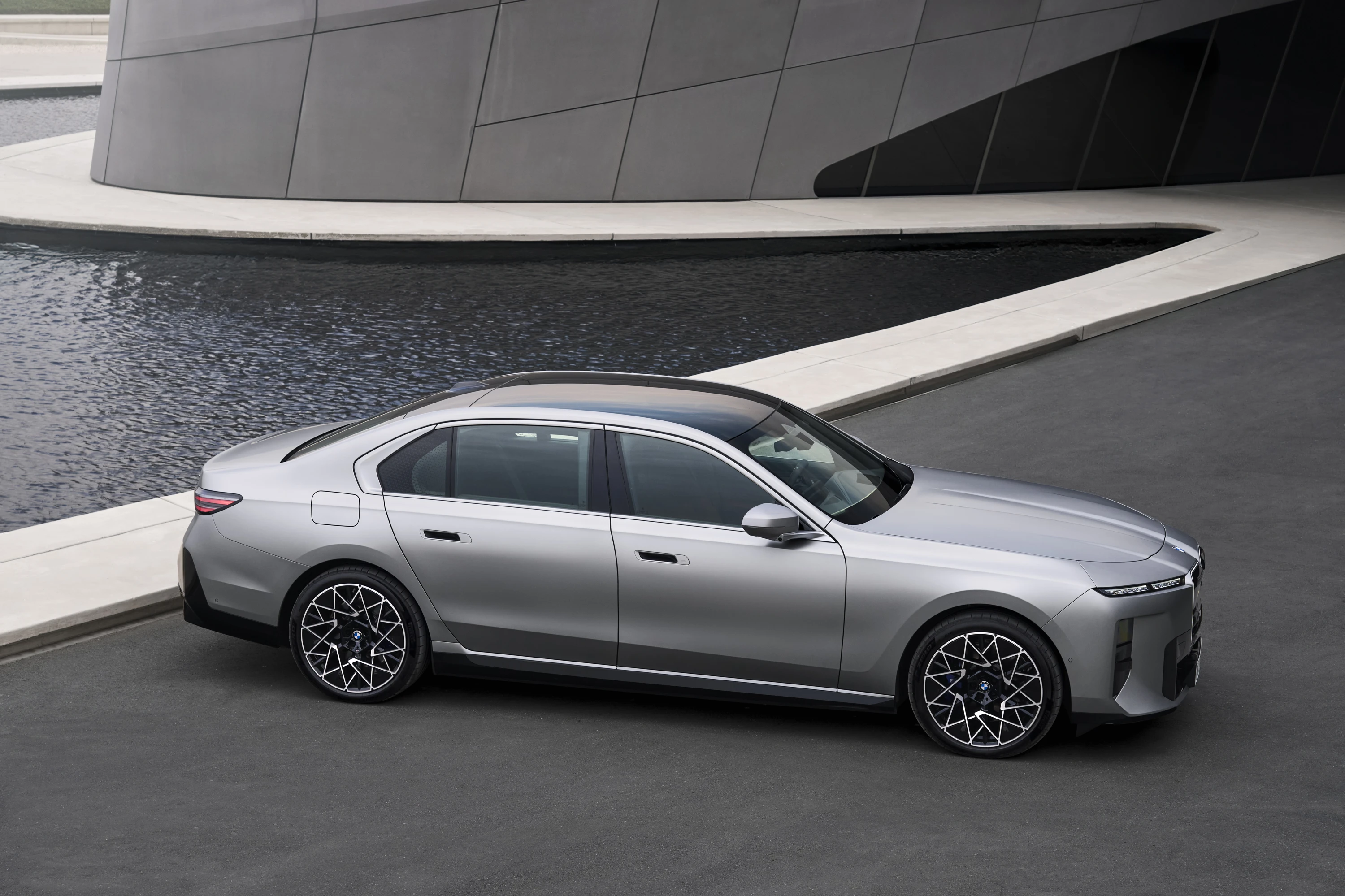 BMW i7 60 xDrive exterior view