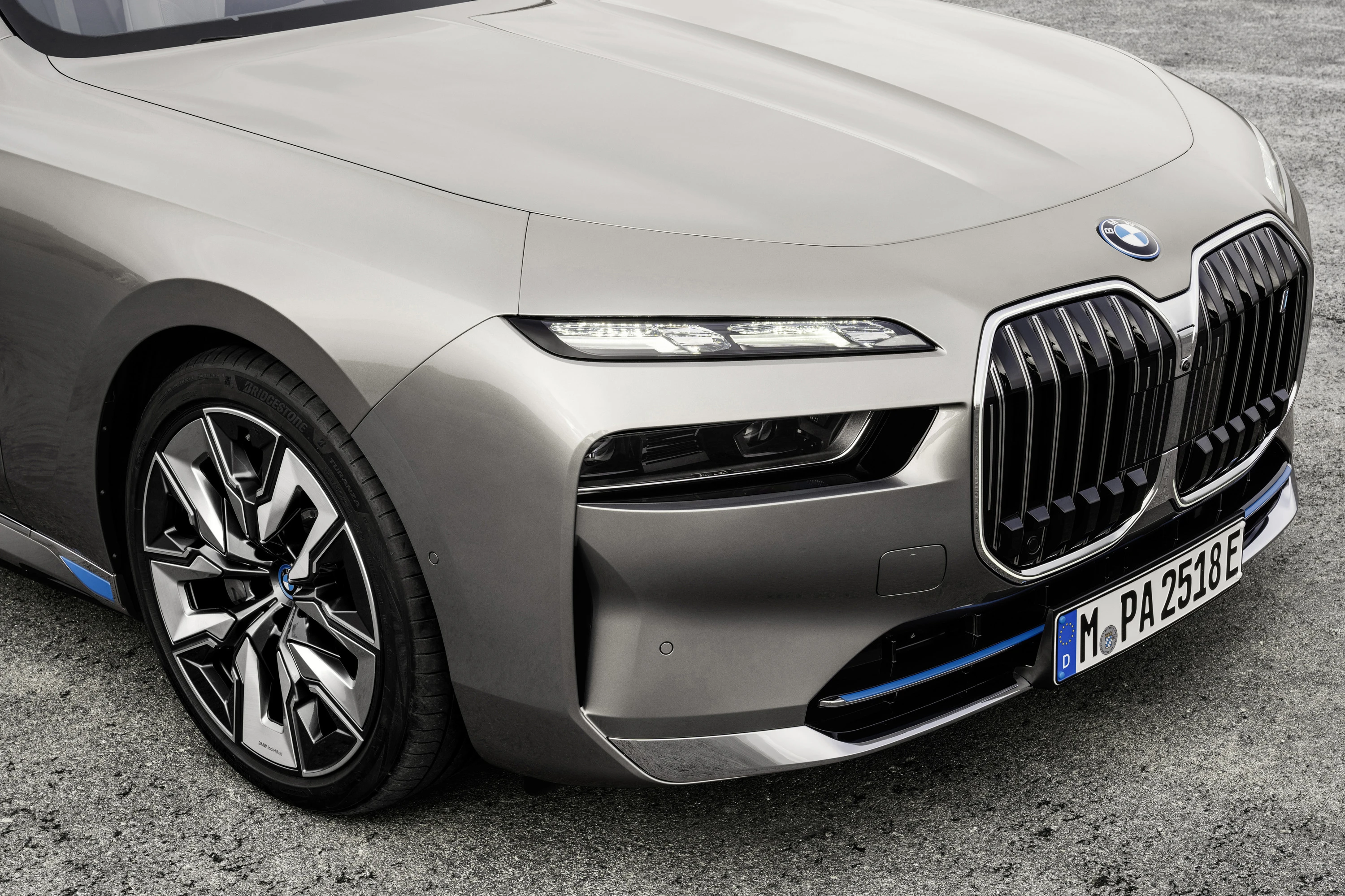 BMW i7 eDrive50 headlights view