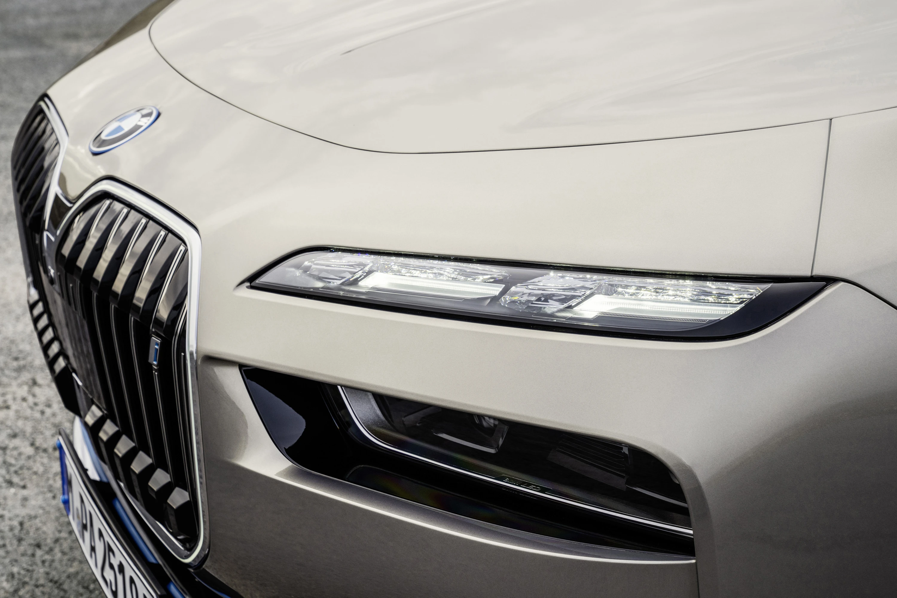 BMW i7 eDrive50 headlights view