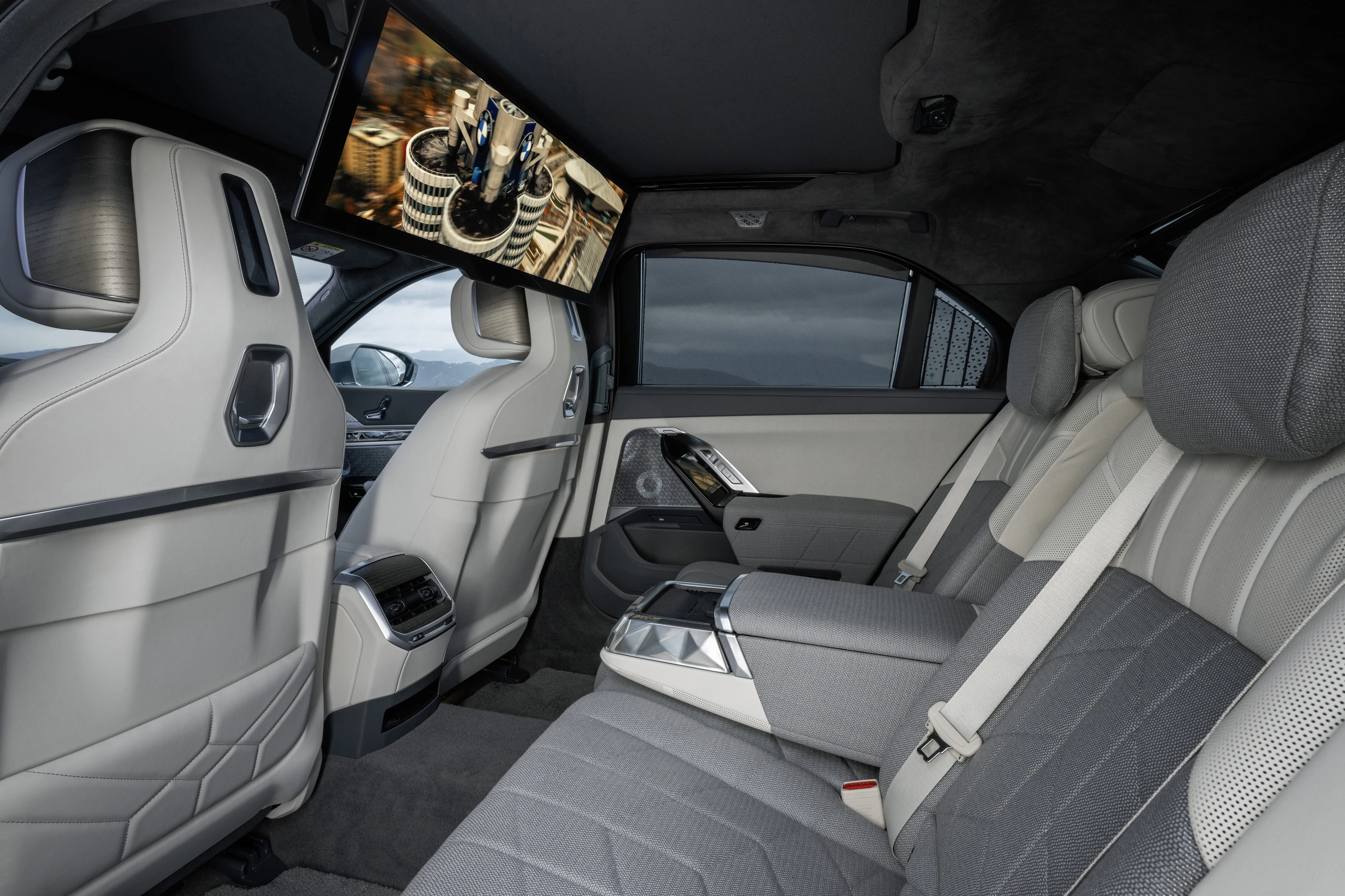 BMW i7 eDrive50 secondrowseats view
