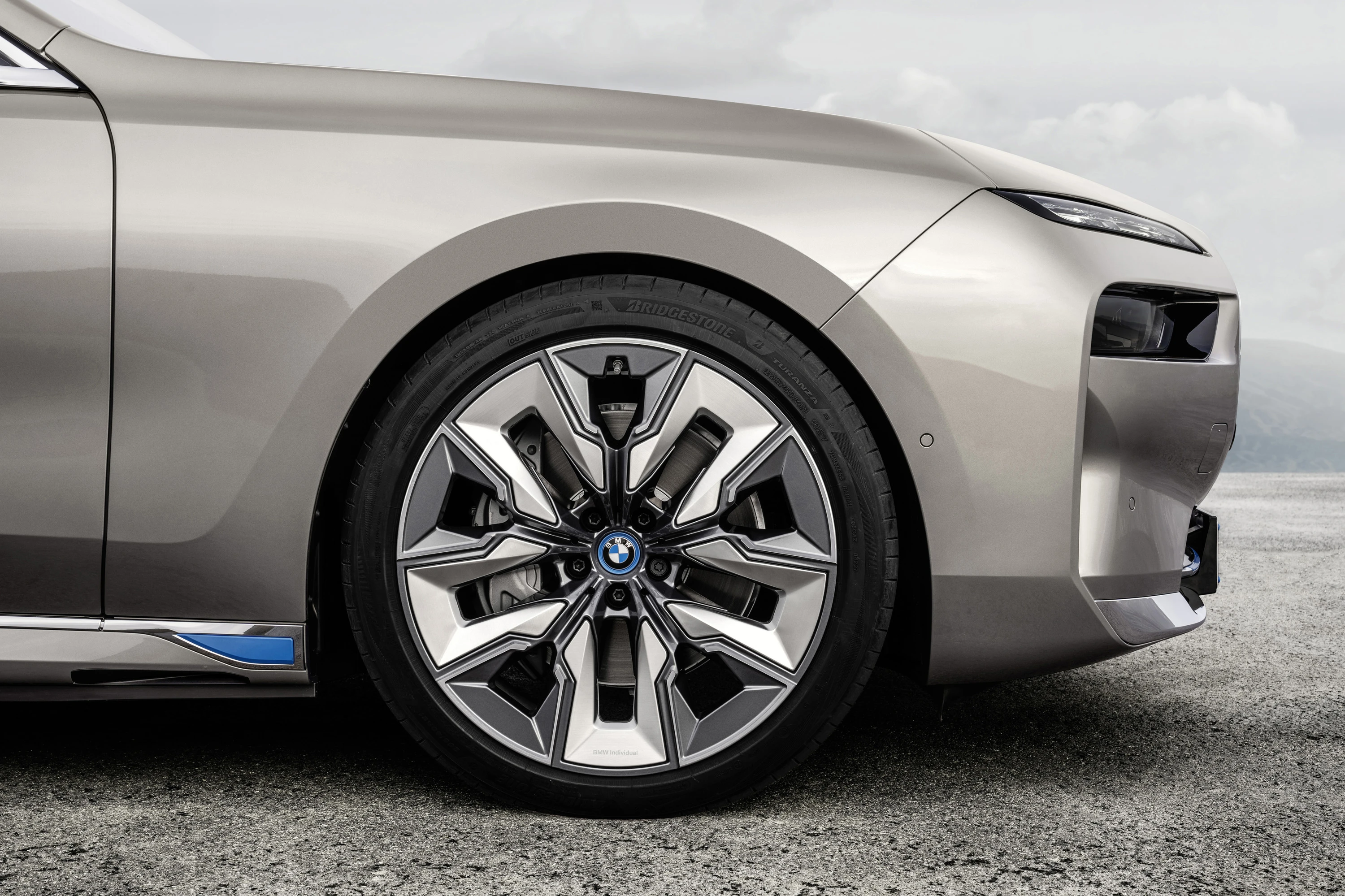 BMW i7 eDrive50 wheels view