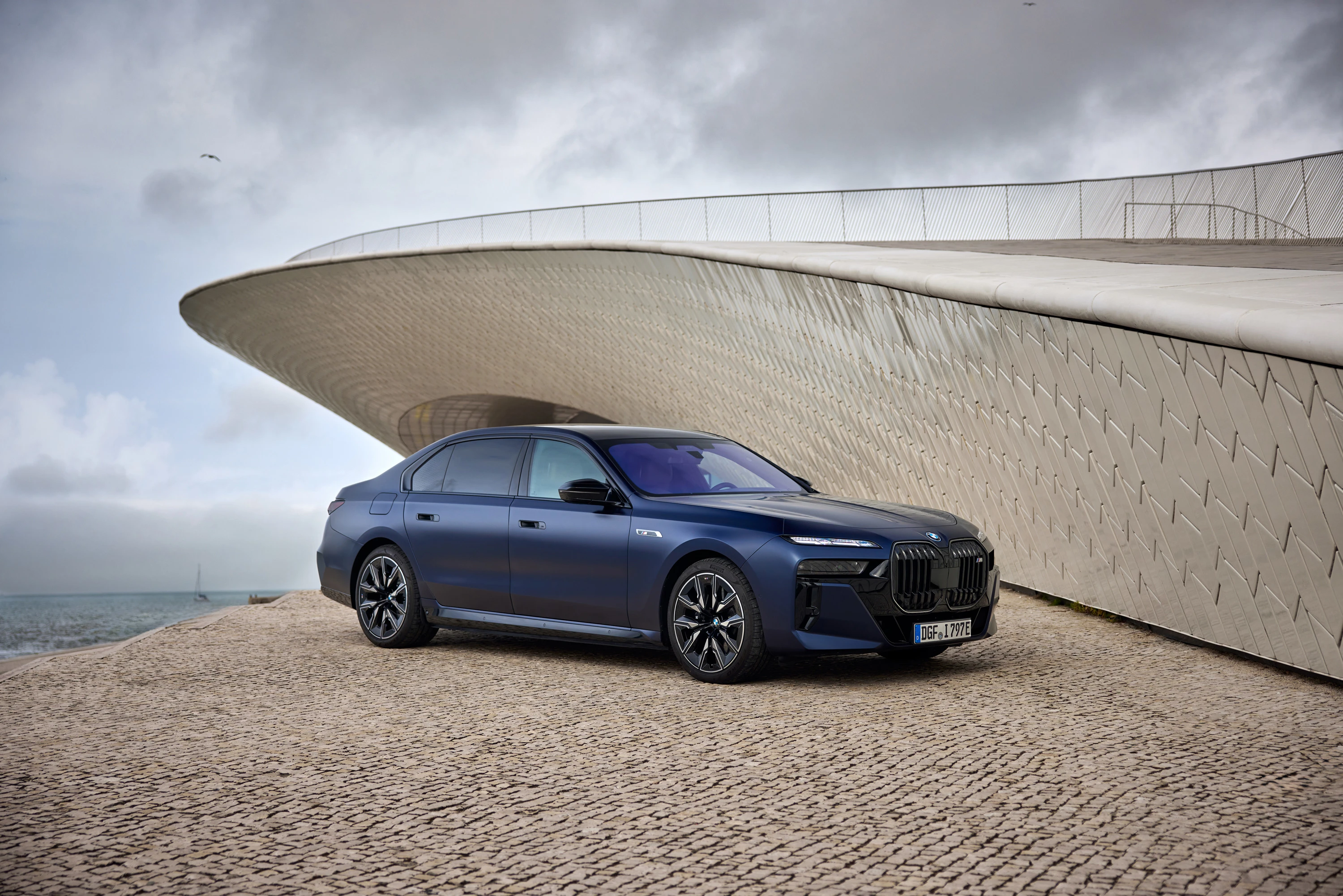 BMW i7 M70 xDrive exterior view