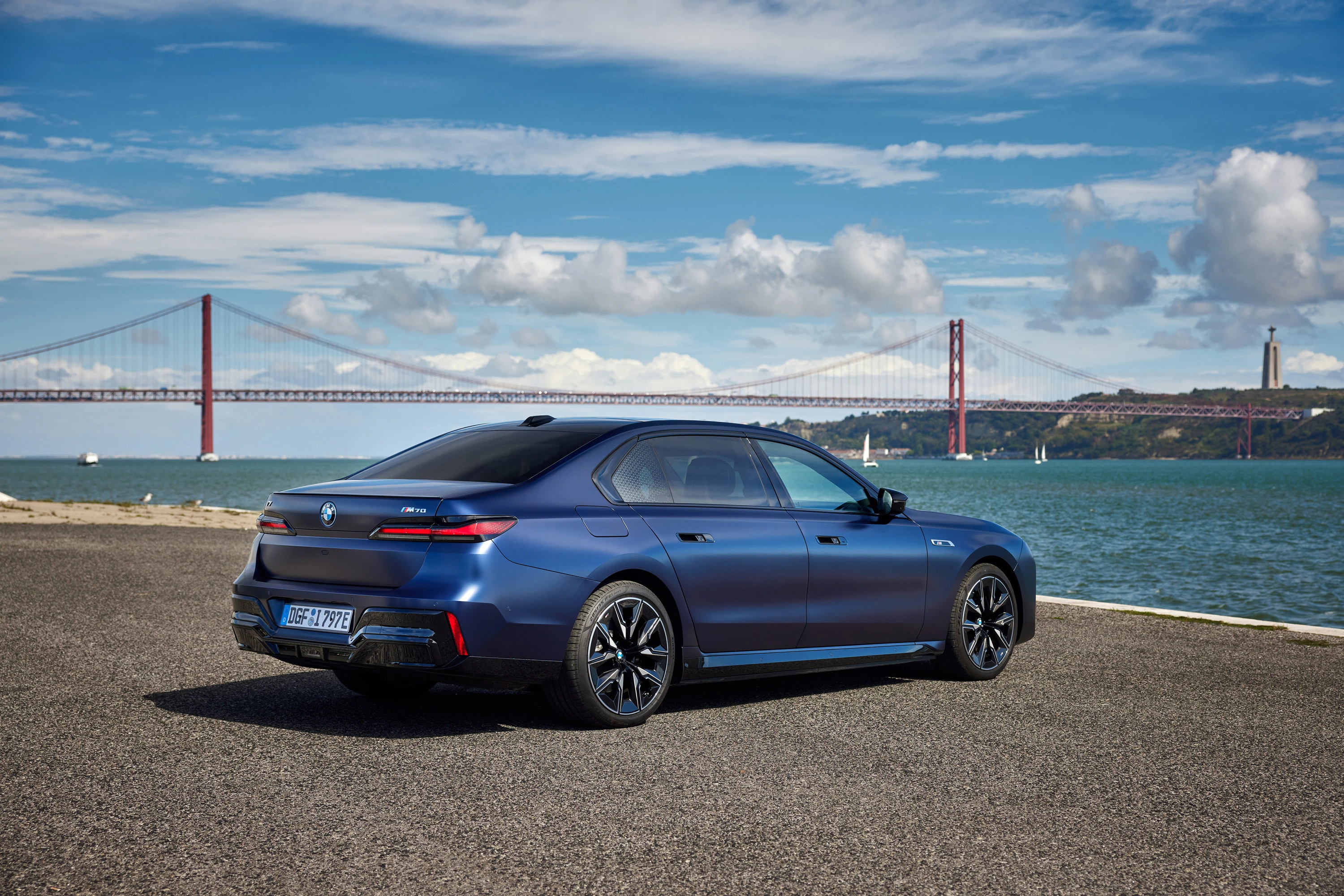 BMW i7 M70 xDrive exterior view