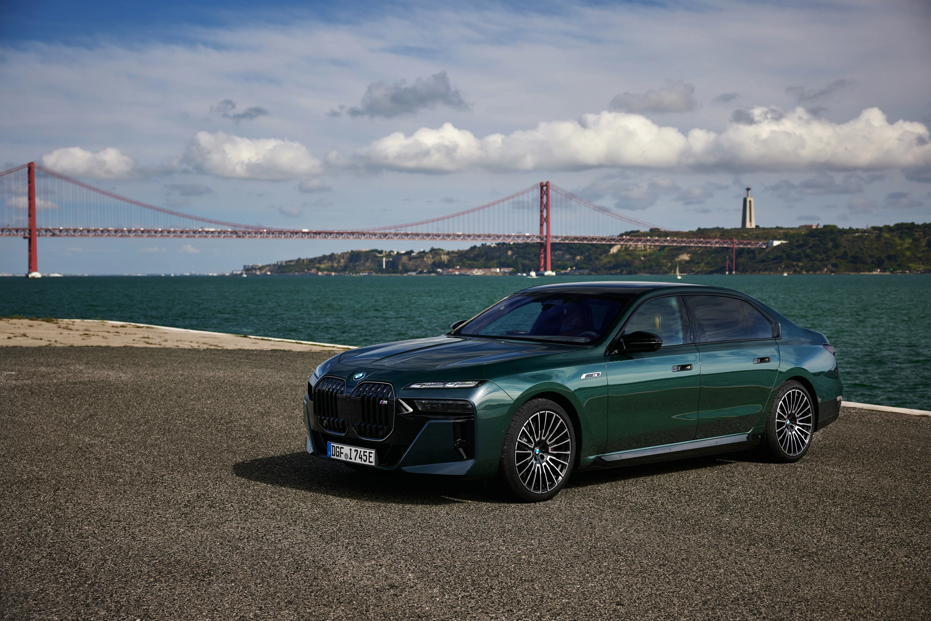 BMW i7 M70 xDrive exterior view
