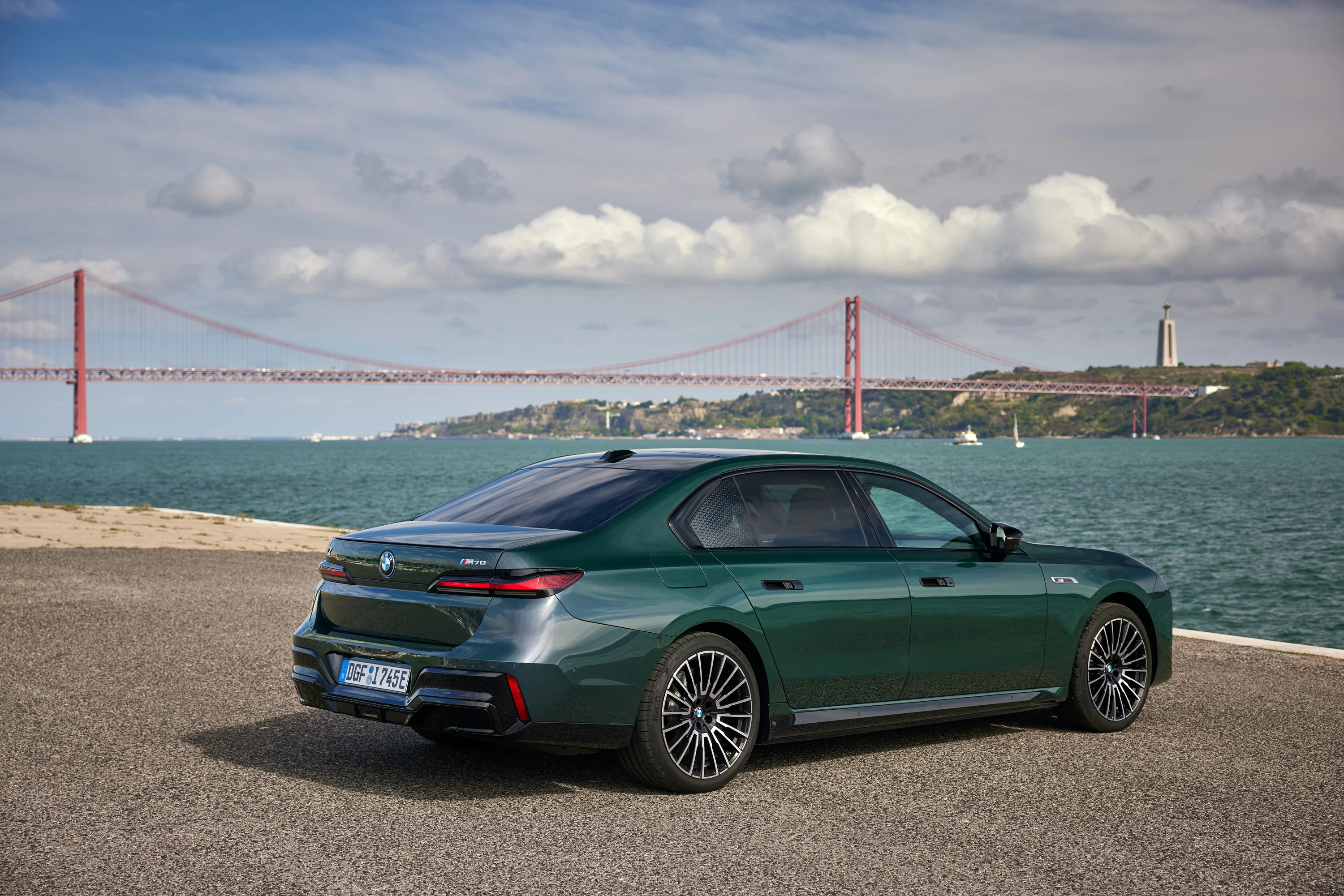 BMW i7 M70 xDrive exterior view