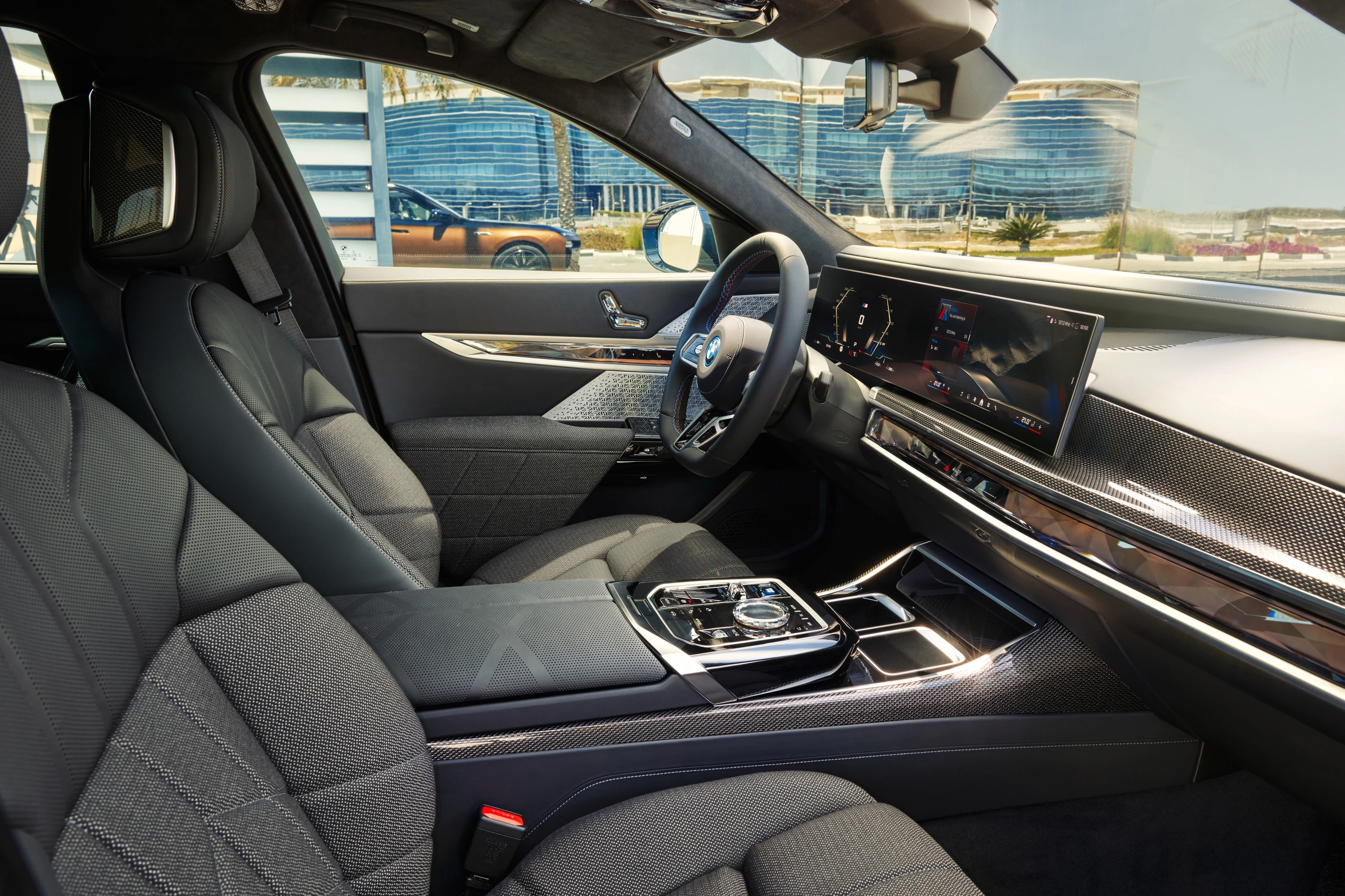BMW i7 M70 xDrive frontseats view