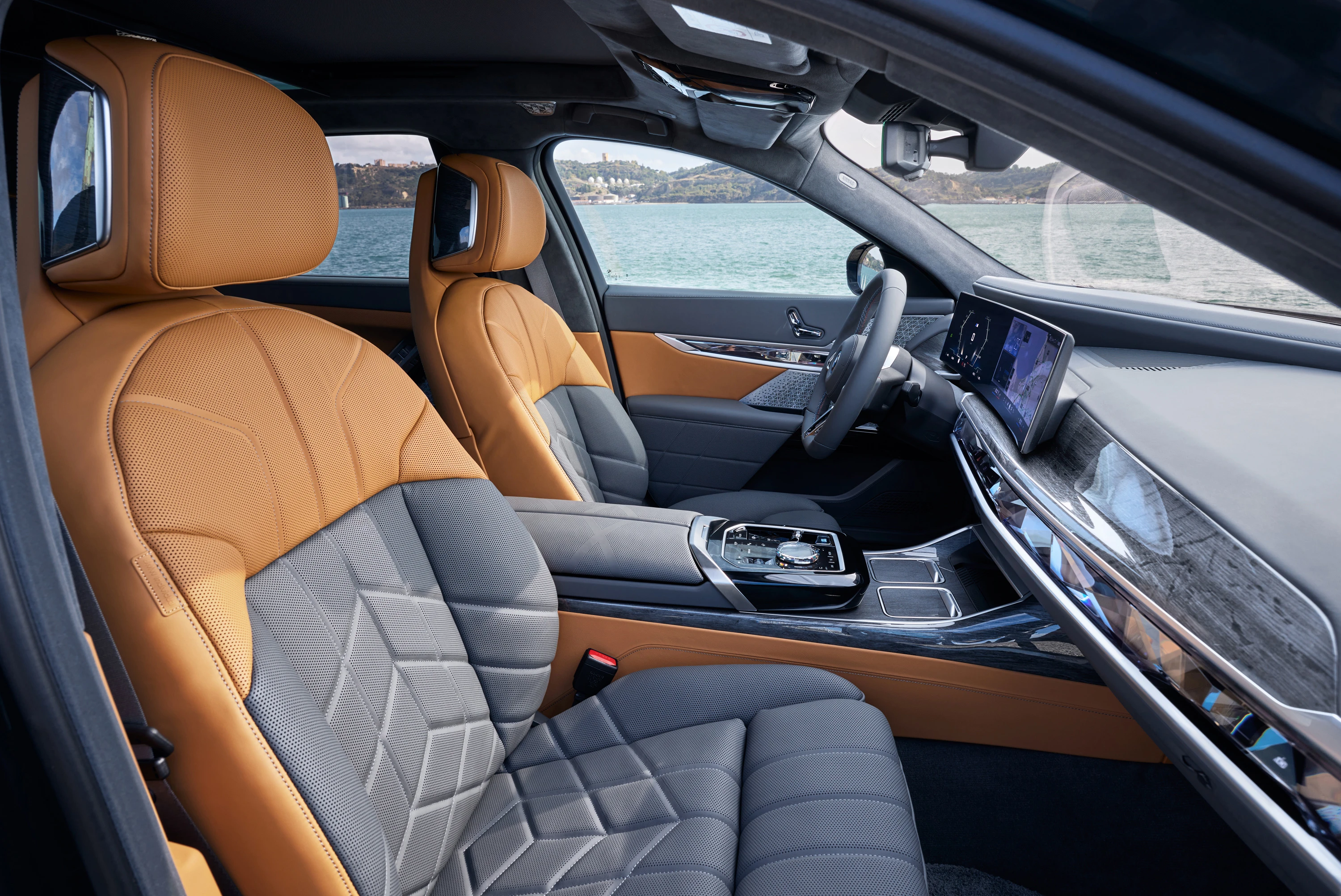 BMW i7 M70 xDrive frontseats view