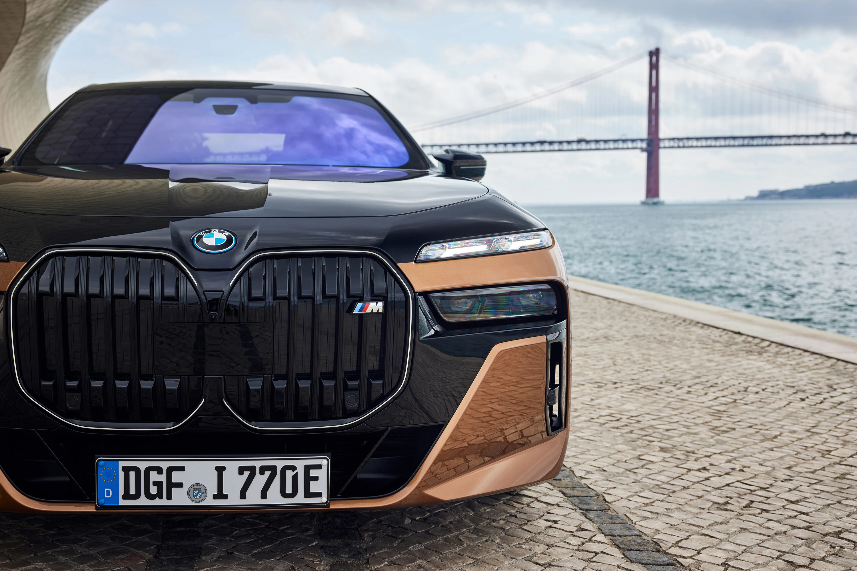 BMW i7 M70 xDrive headlights view