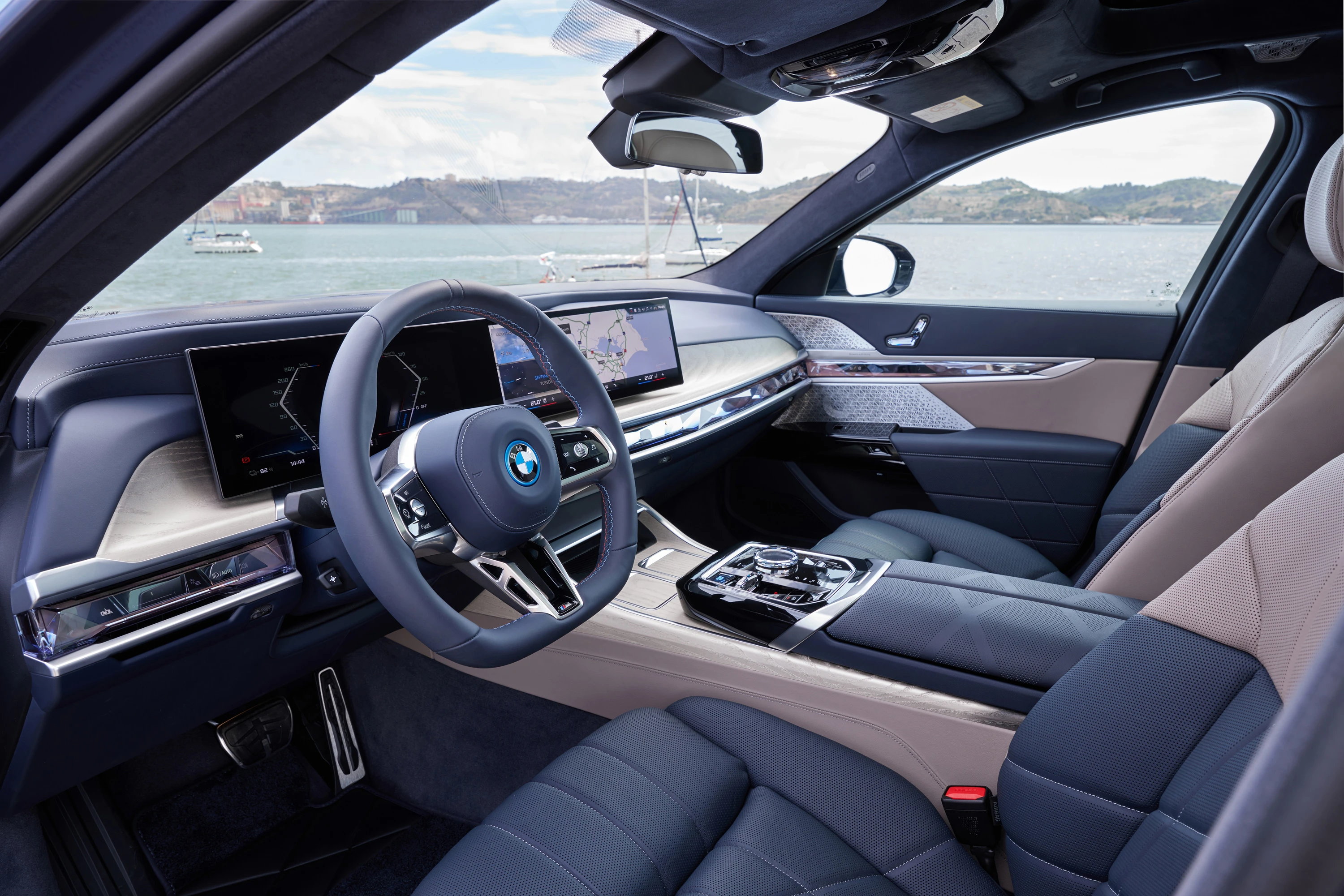 BMW i7 M70 xDrive interior view