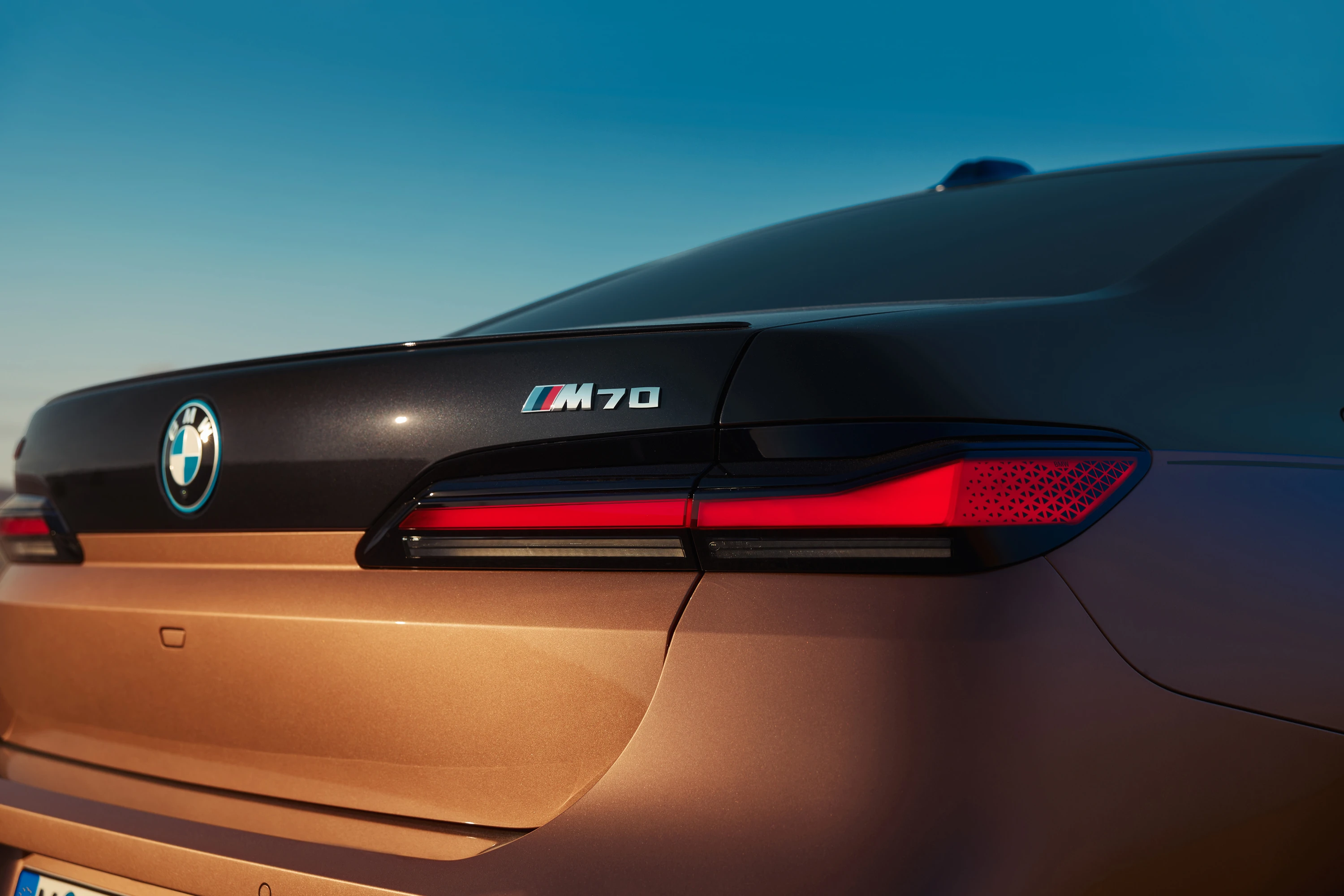 BMW i7 M70 xDrive rearlights view
