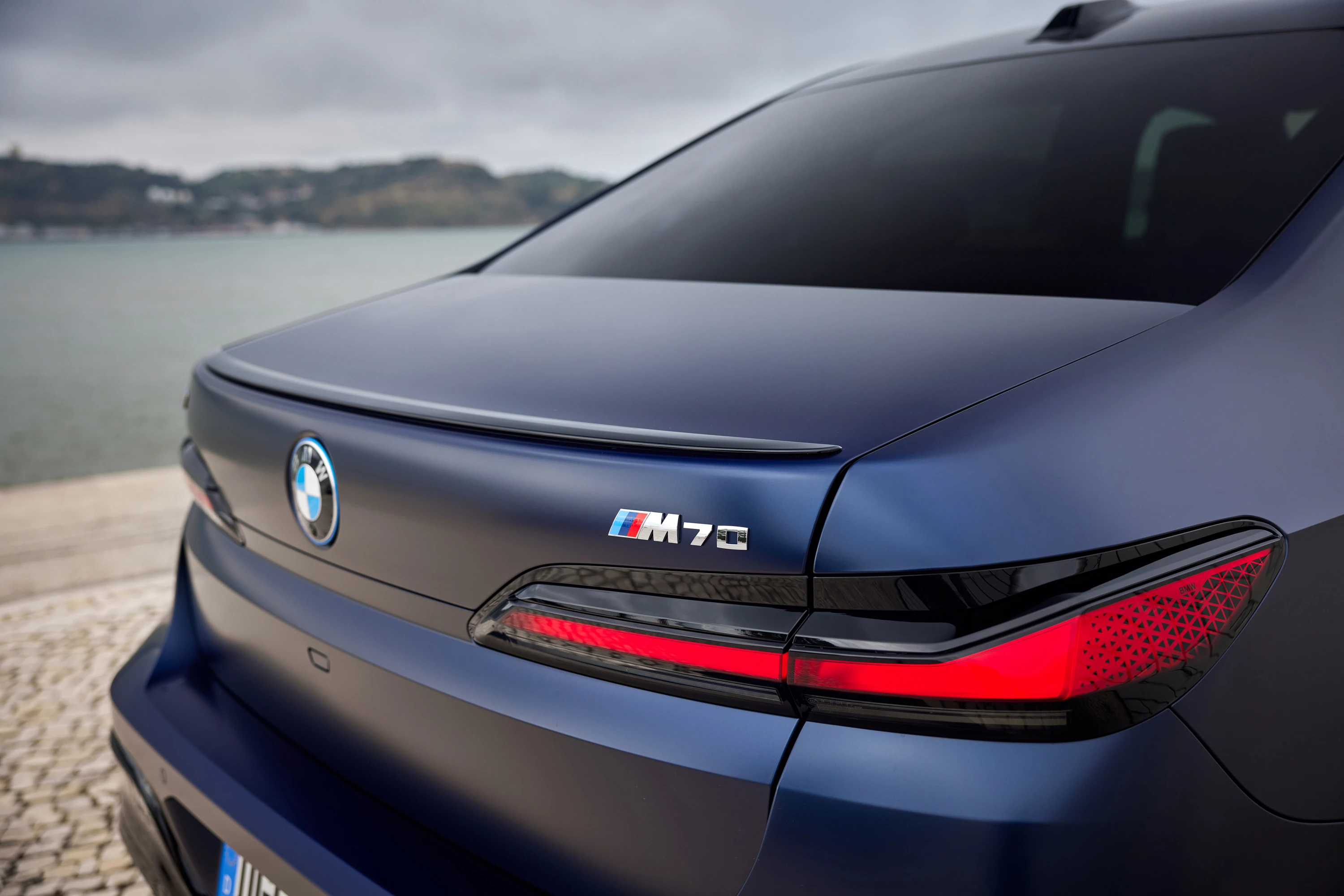 BMW i7 M70 xDrive rearlights view