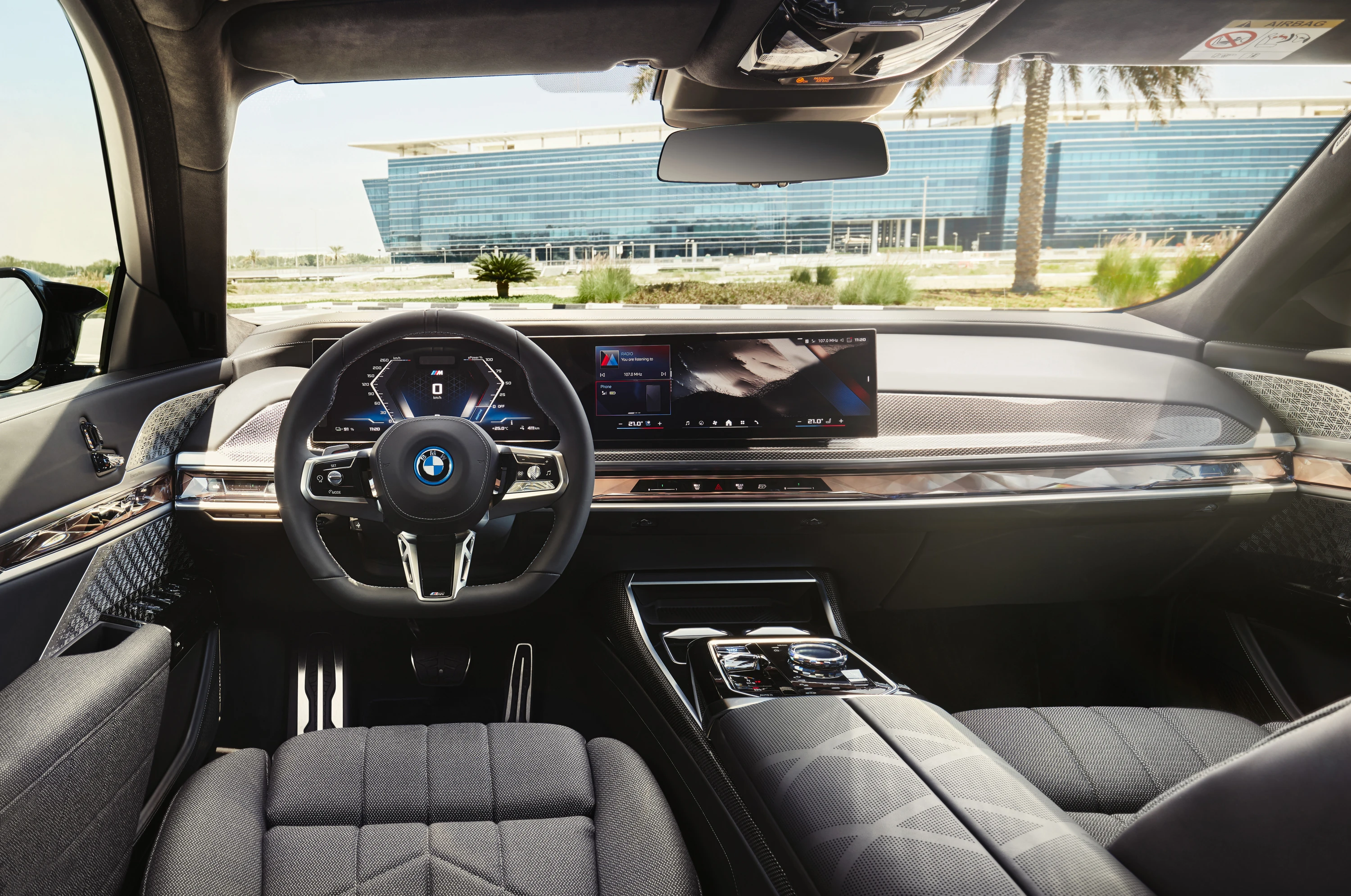 BMW i7 M70 xDrive screens view