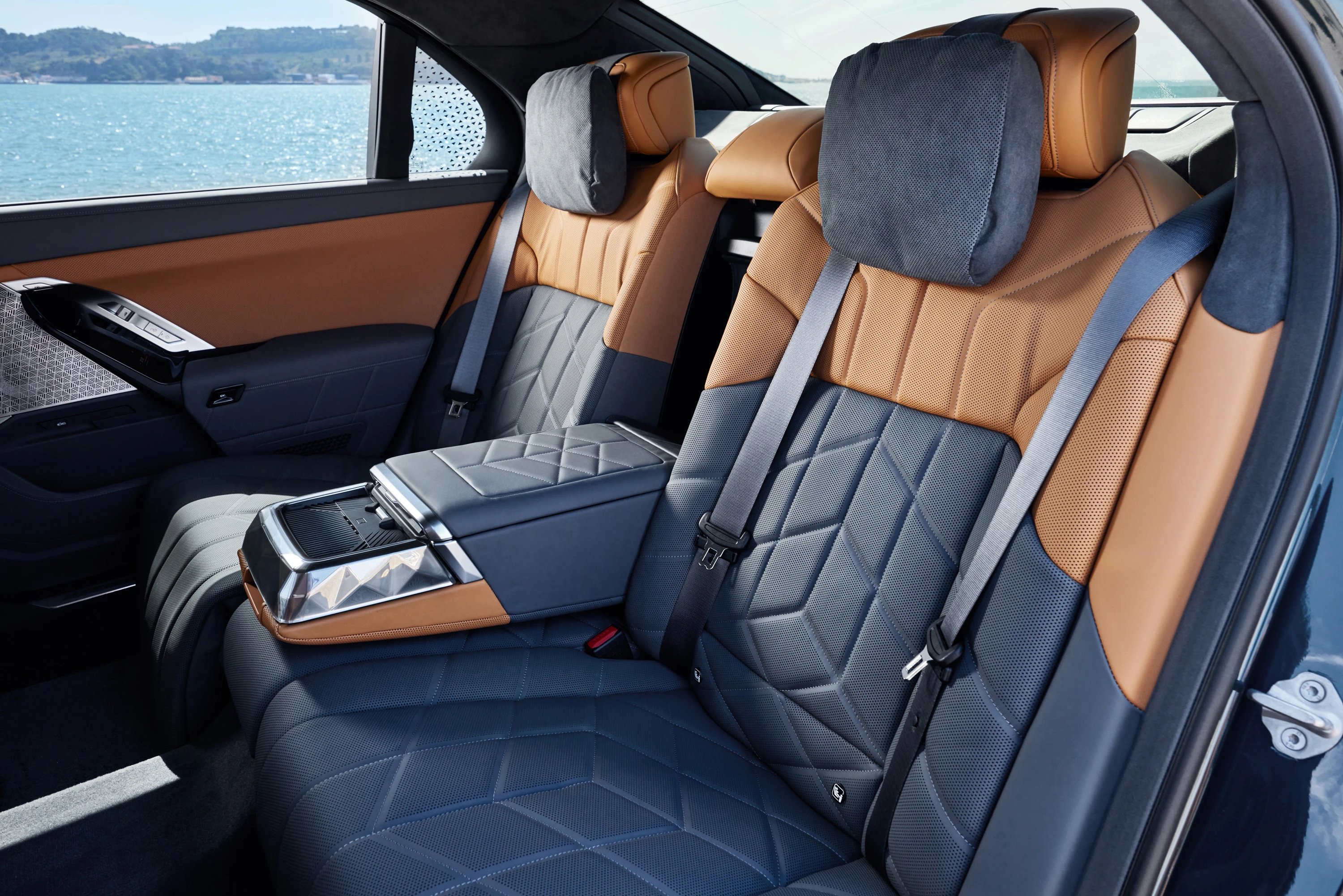 BMW i7 M70 xDrive secondrowseats view
