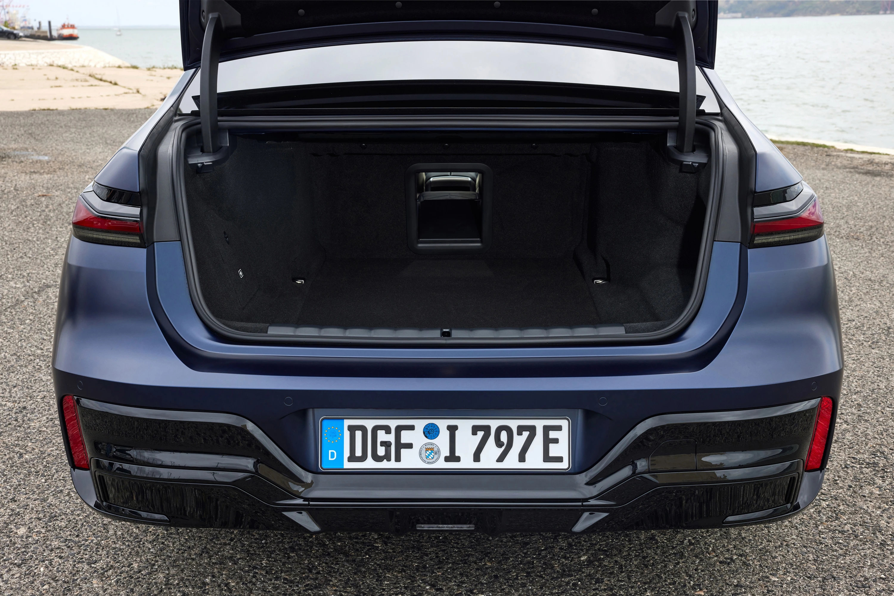 BMW i7 M70 xDrive trunk view