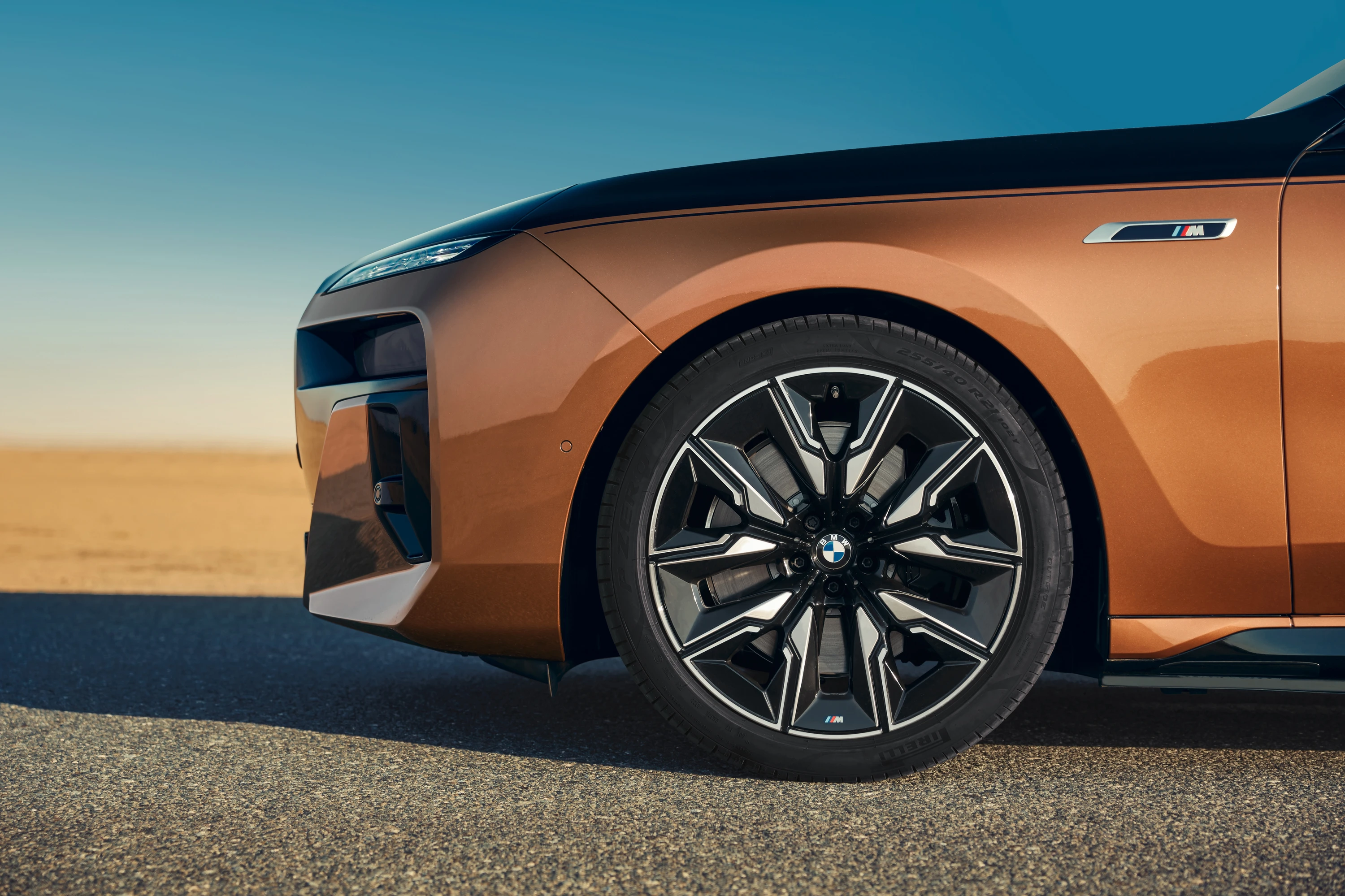 BMW i7 M70 xDrive wheels view