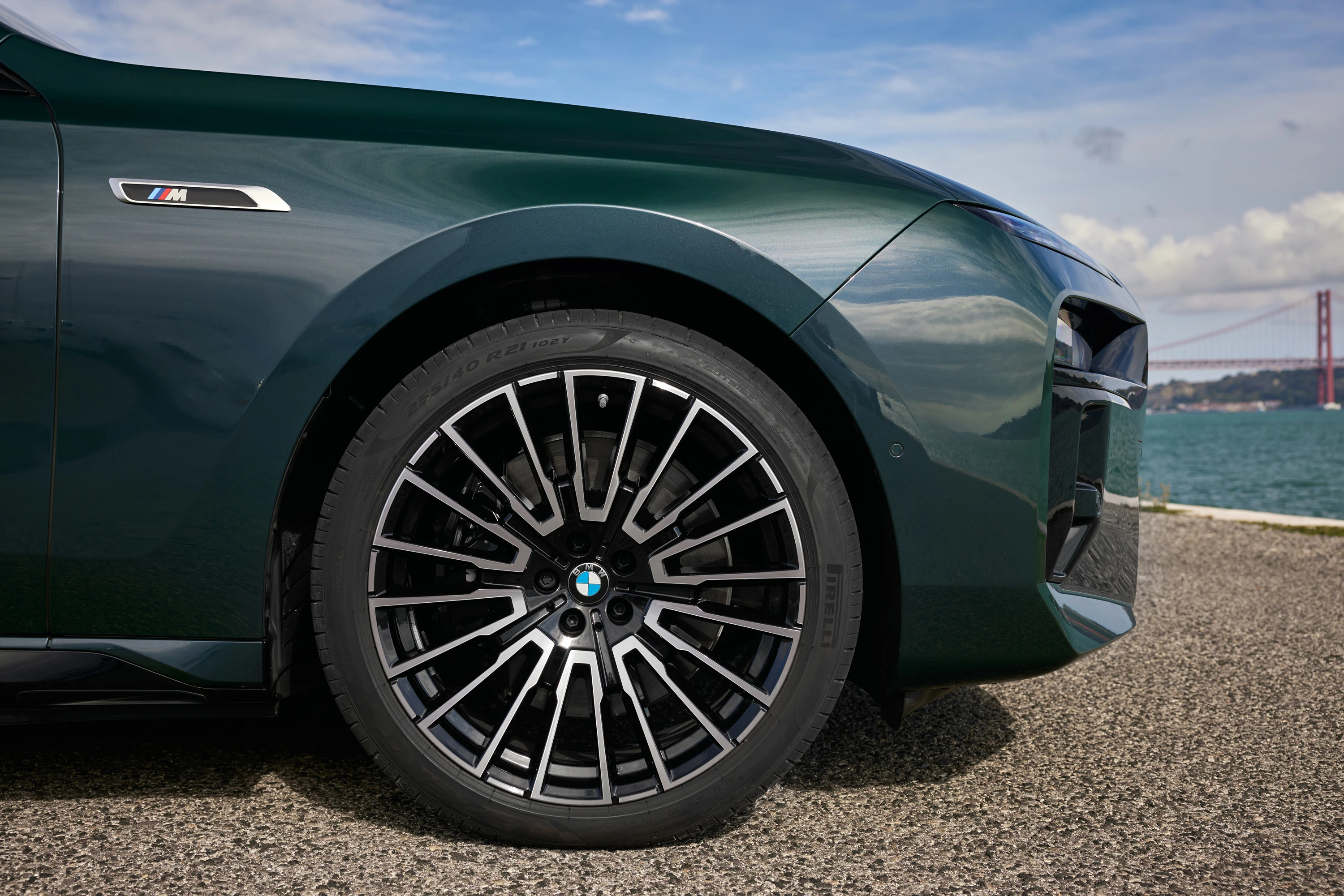 BMW i7 M70 xDrive wheels view
