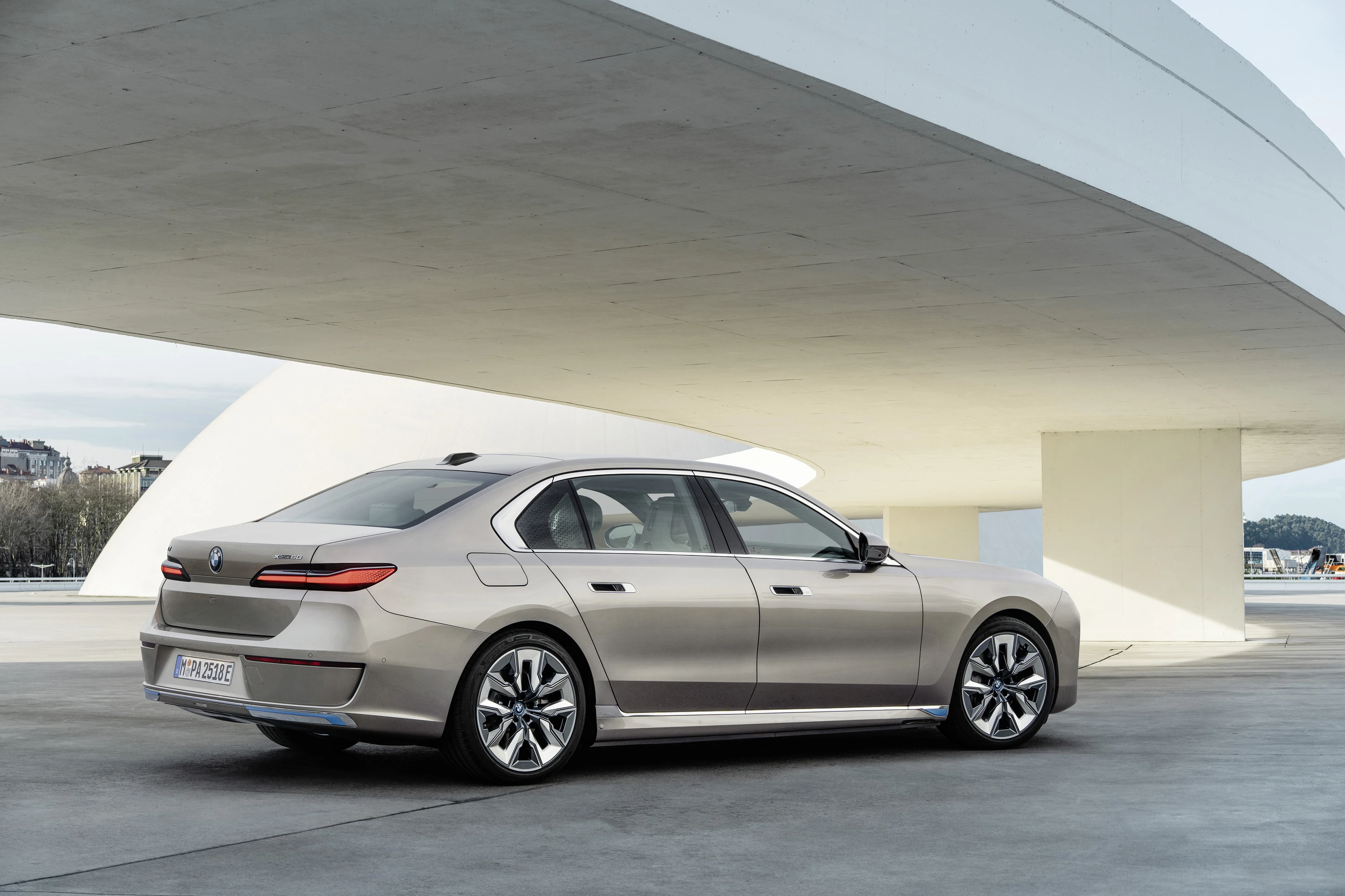BMW i7 xDrive60 exterior view