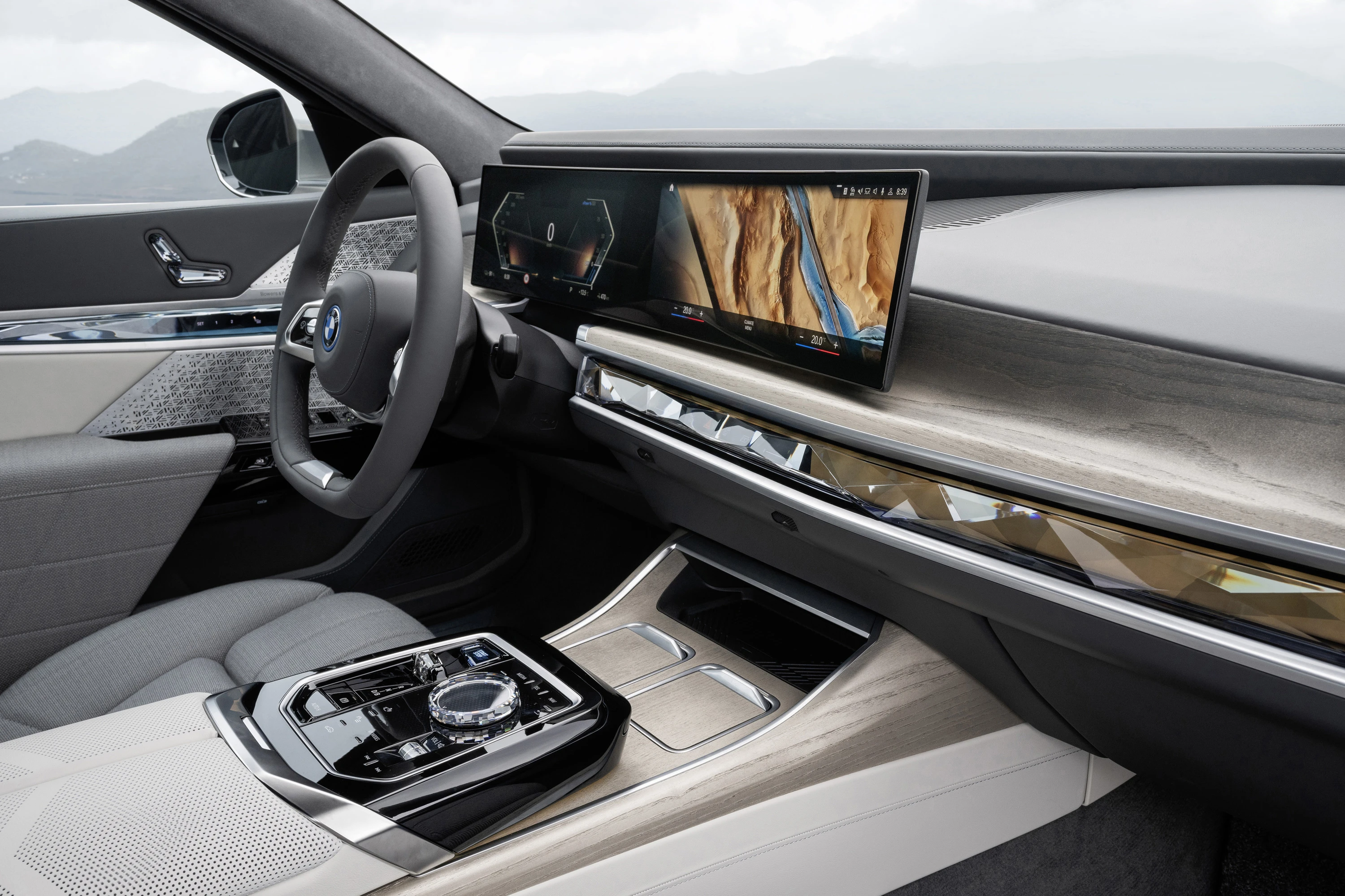 BMW i7 xDrive60 screens view