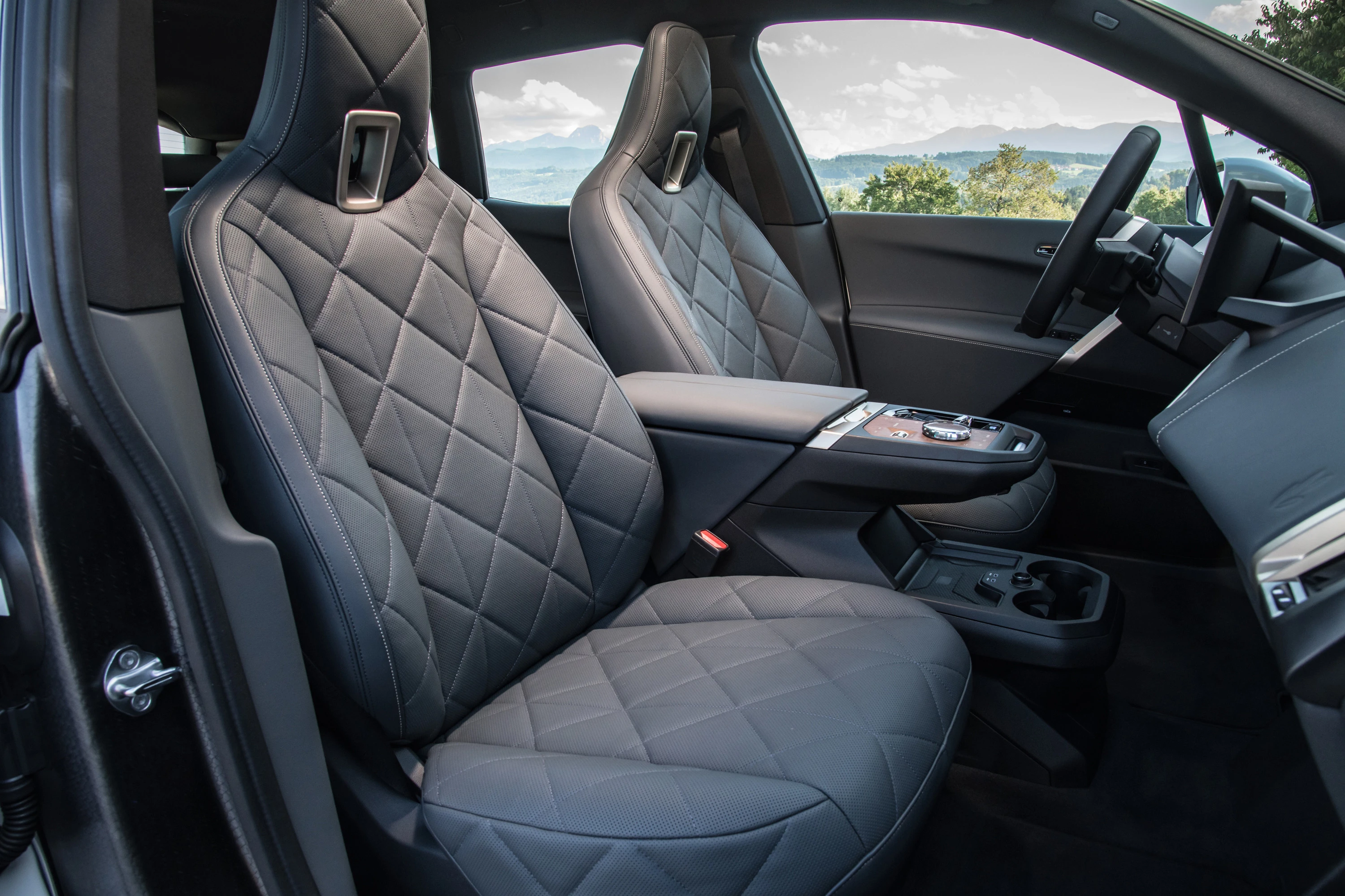BMW iX xDrive40 frontseat view