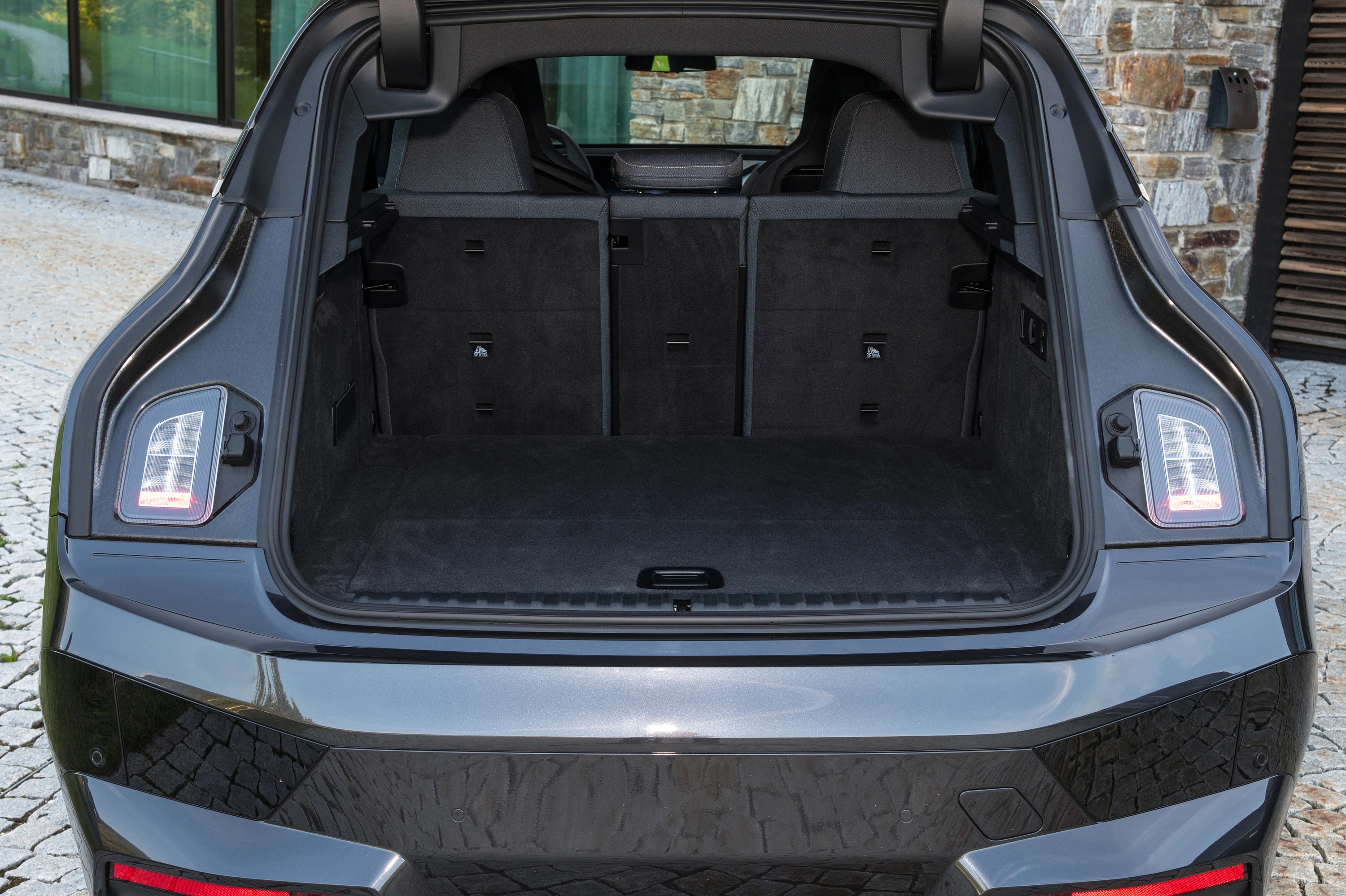 BMW iX xDrive40 trunk view