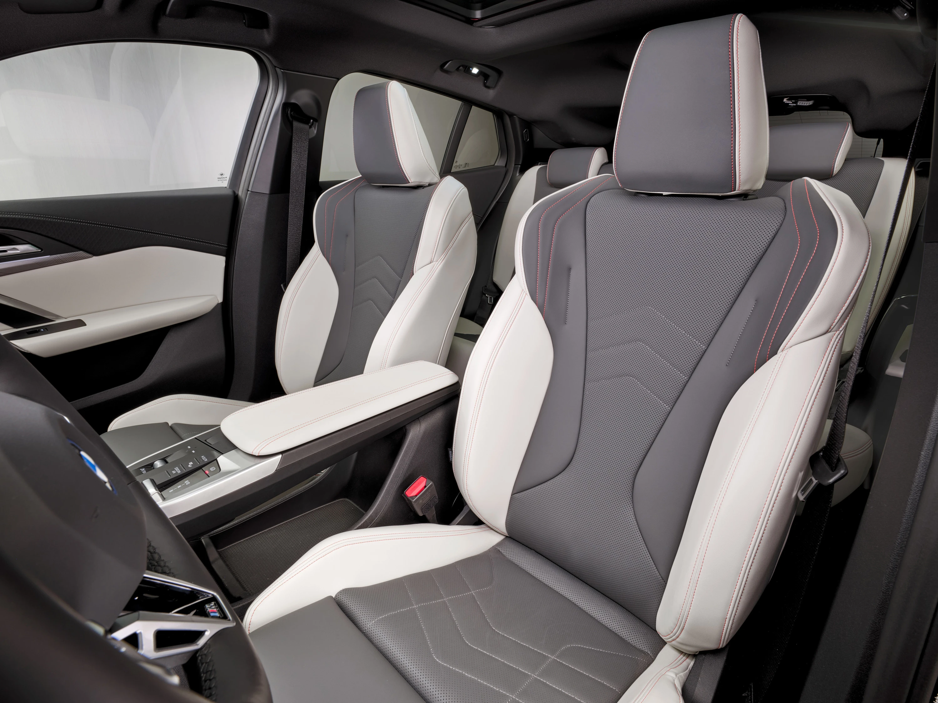 BMW iX2 xDrive30 frontseats view