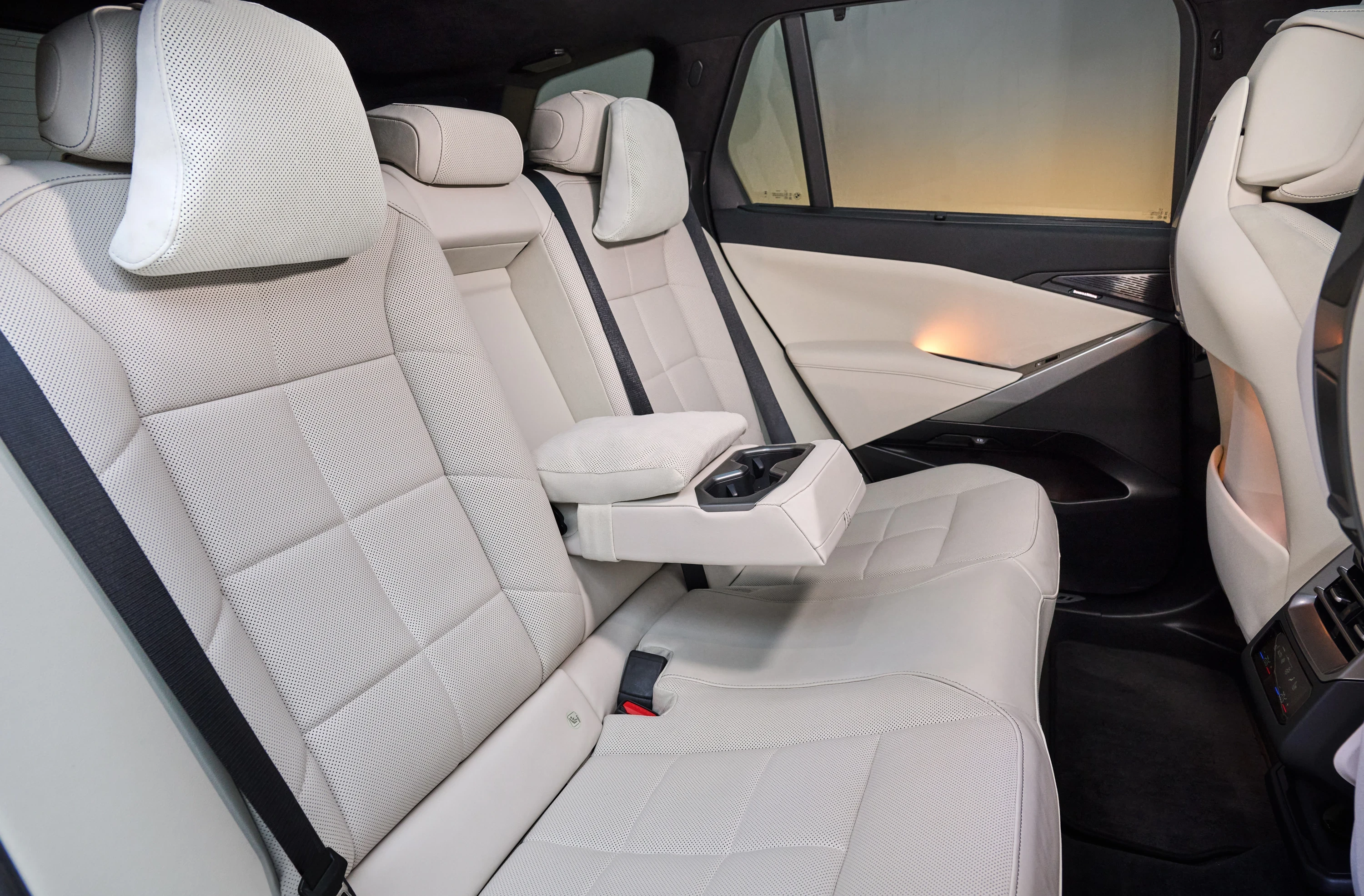 BMW iX5 60 xDrive secondrowseats view