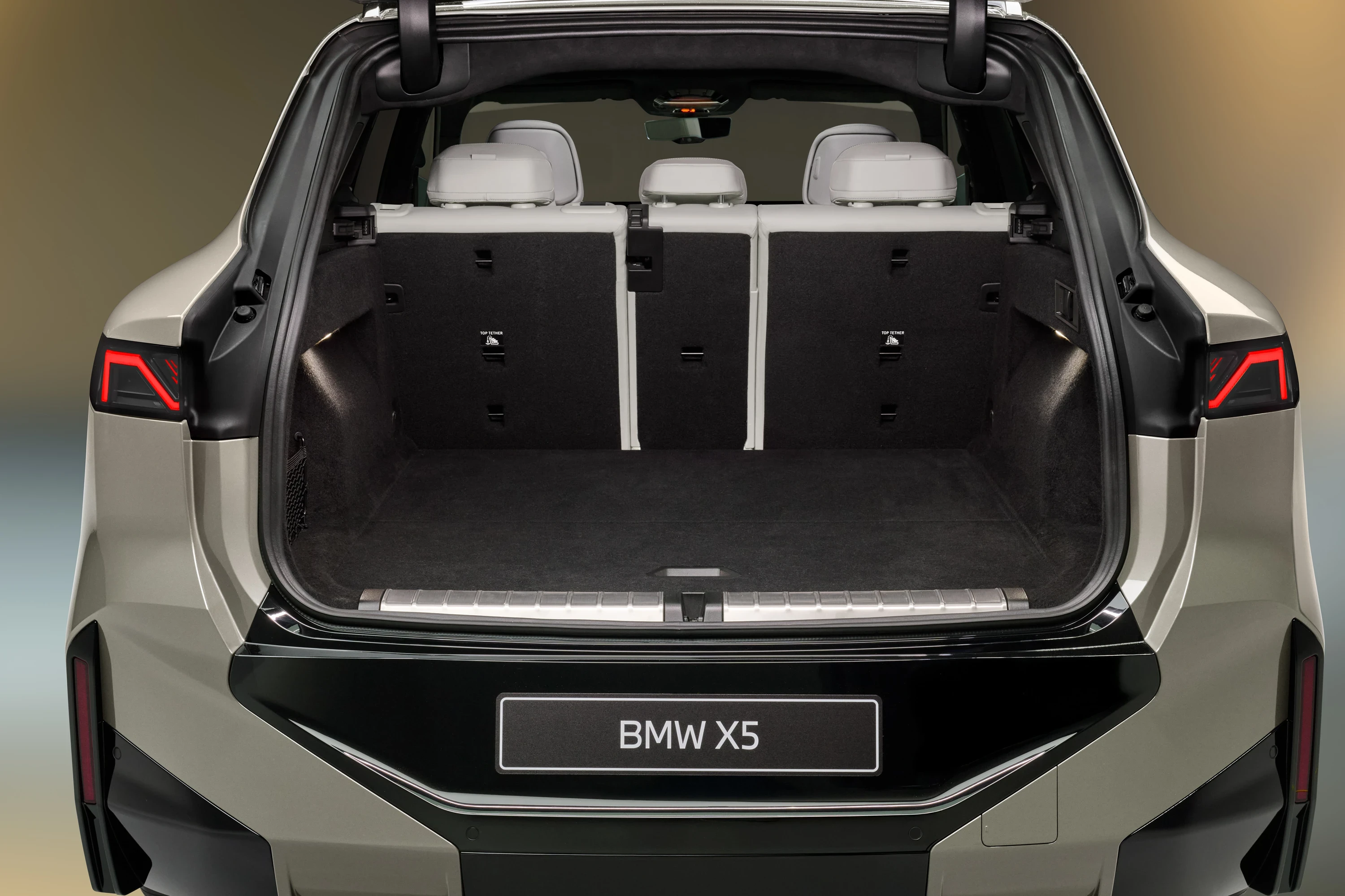 BMW iX5 60 xDrive trunk view