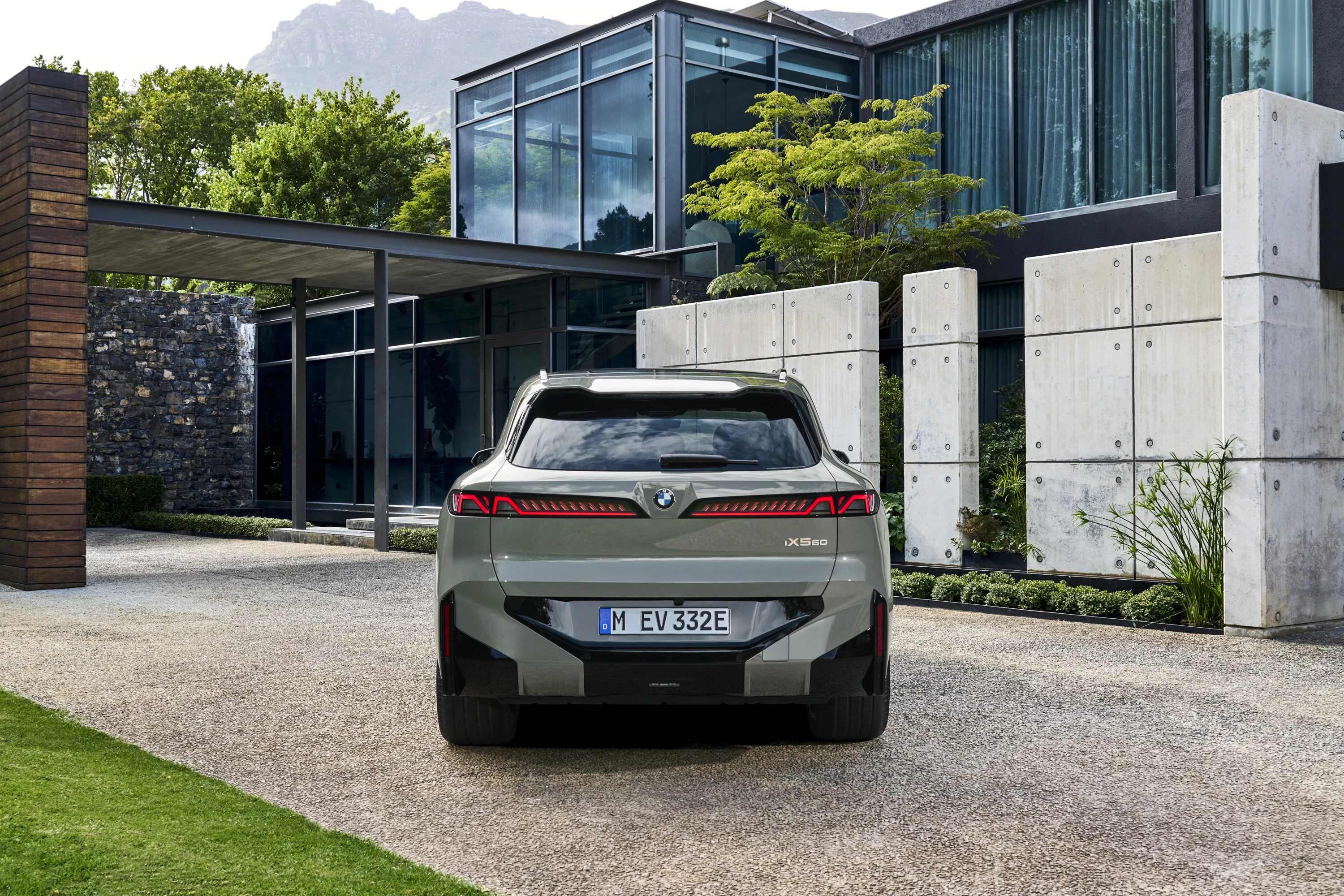 BMW iX5 60 xDrive exterior view