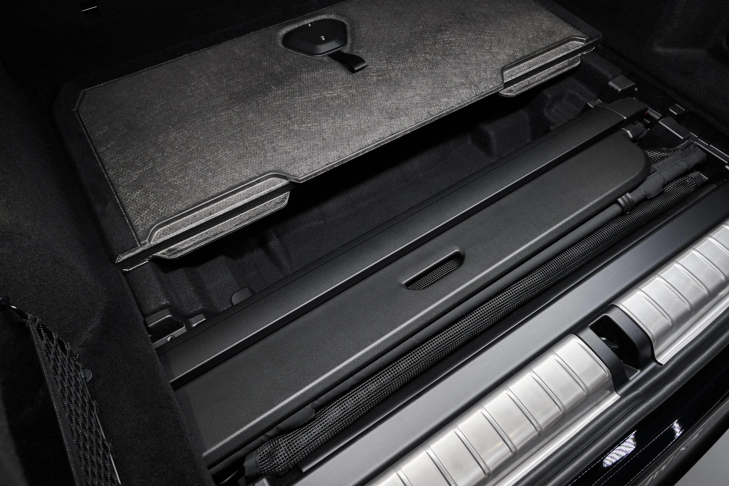 BMW iX5 60 xDrive trunk view