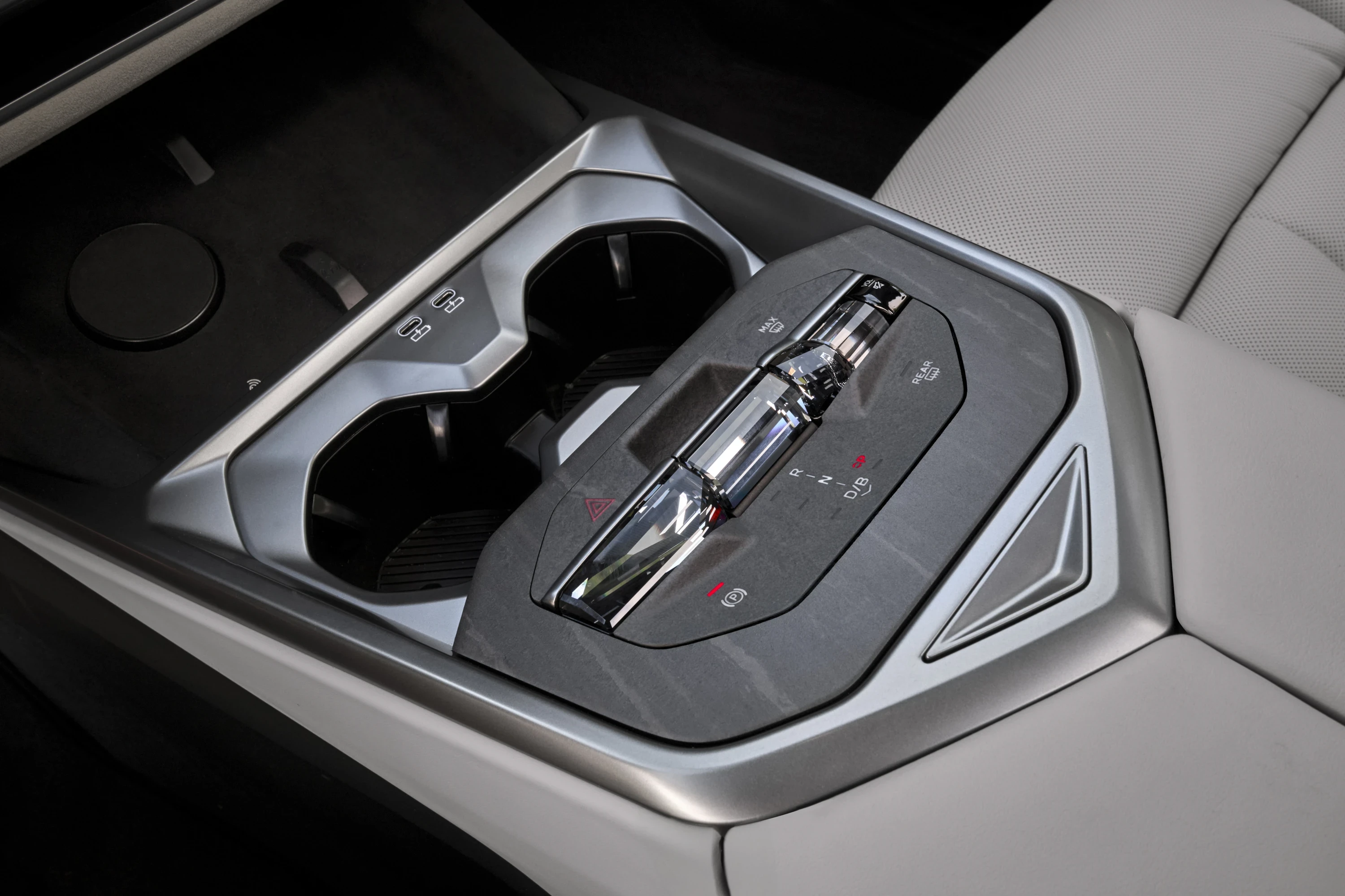 BMW iX5 60 xDrive interiorstorage view