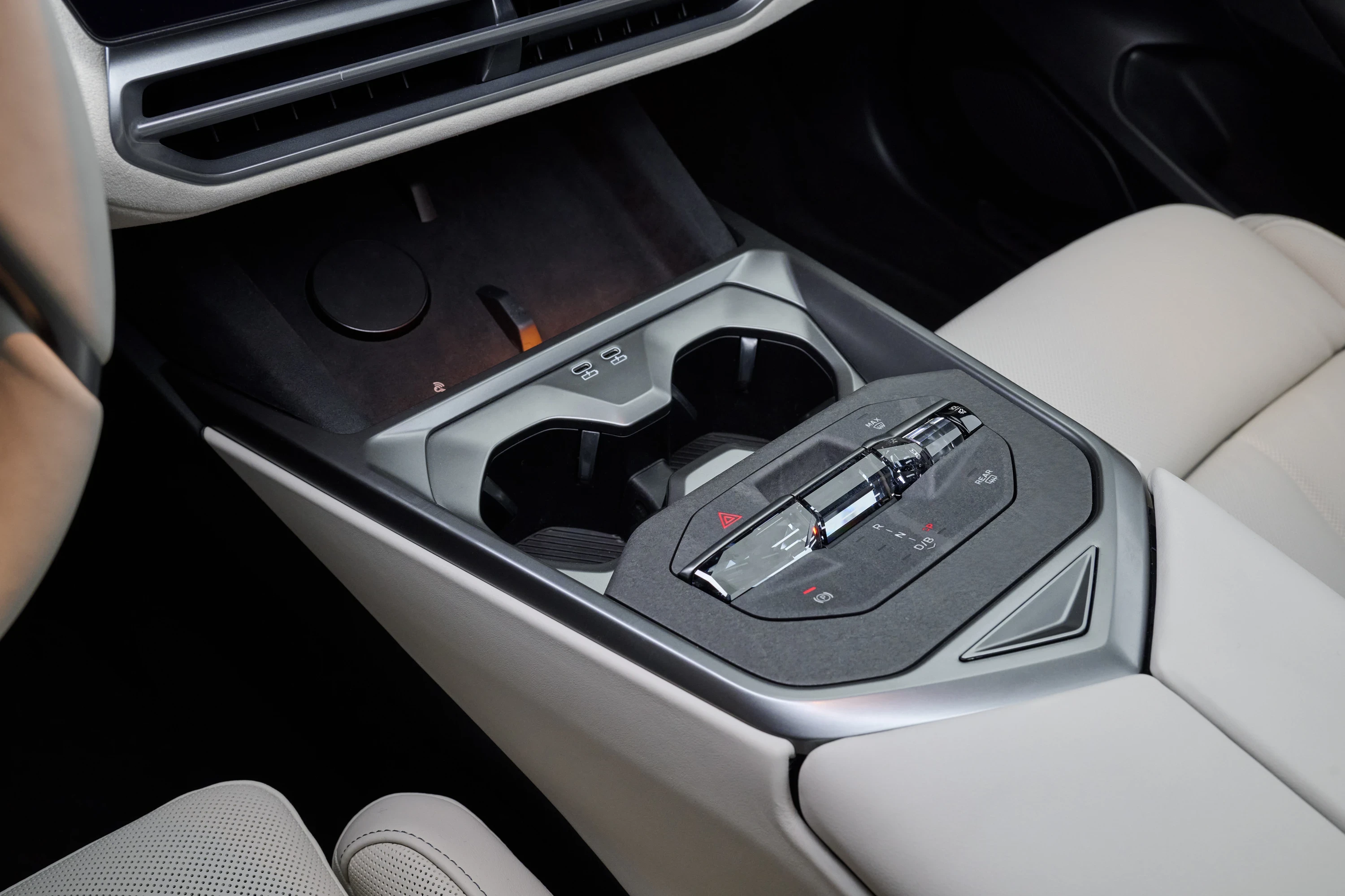 BMW iX5 60 xDrive interiorstorage view