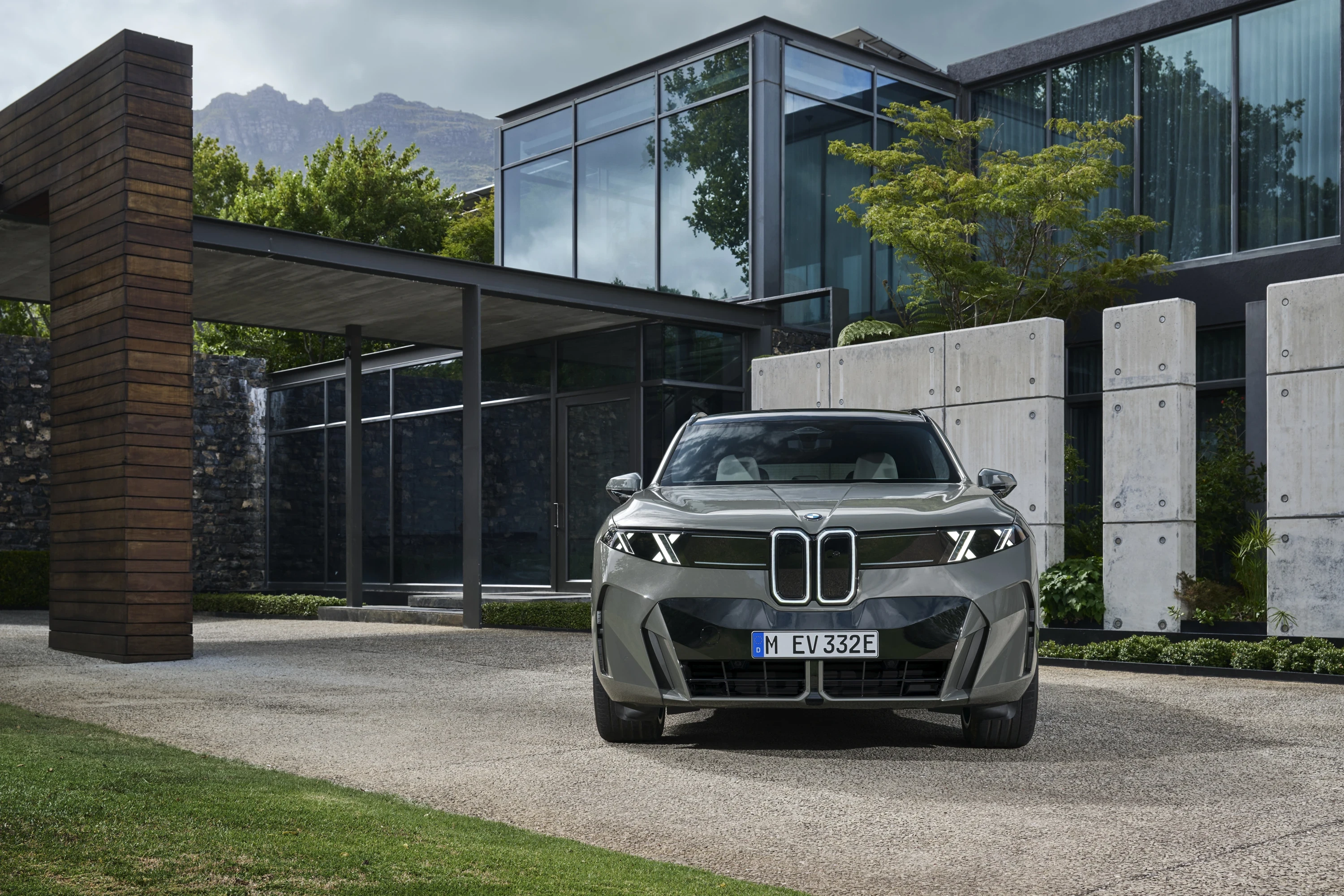 BMW iX5 60 xDrive exterior view