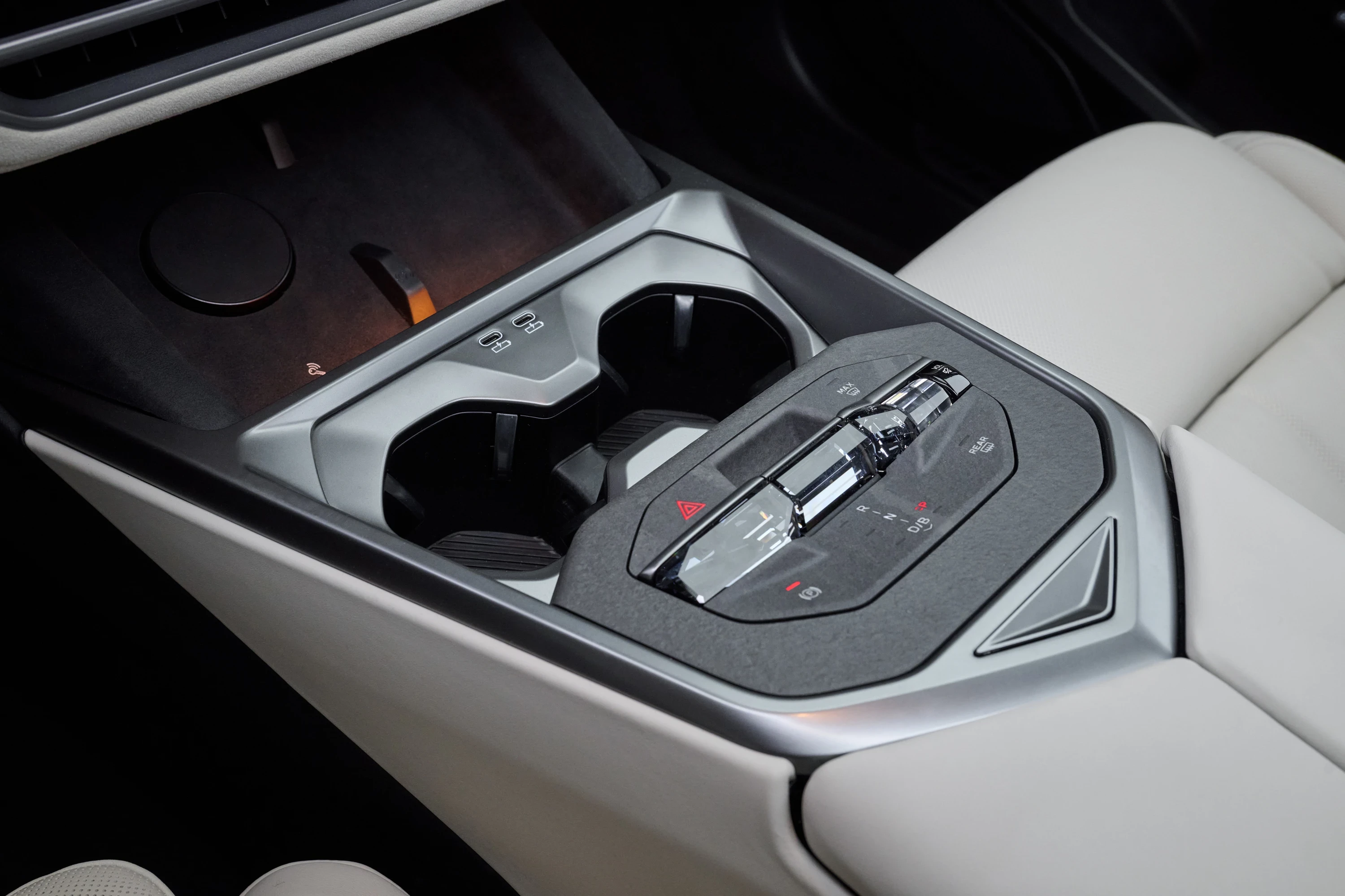 BMW iX5 60 xDrive interiorstorage view