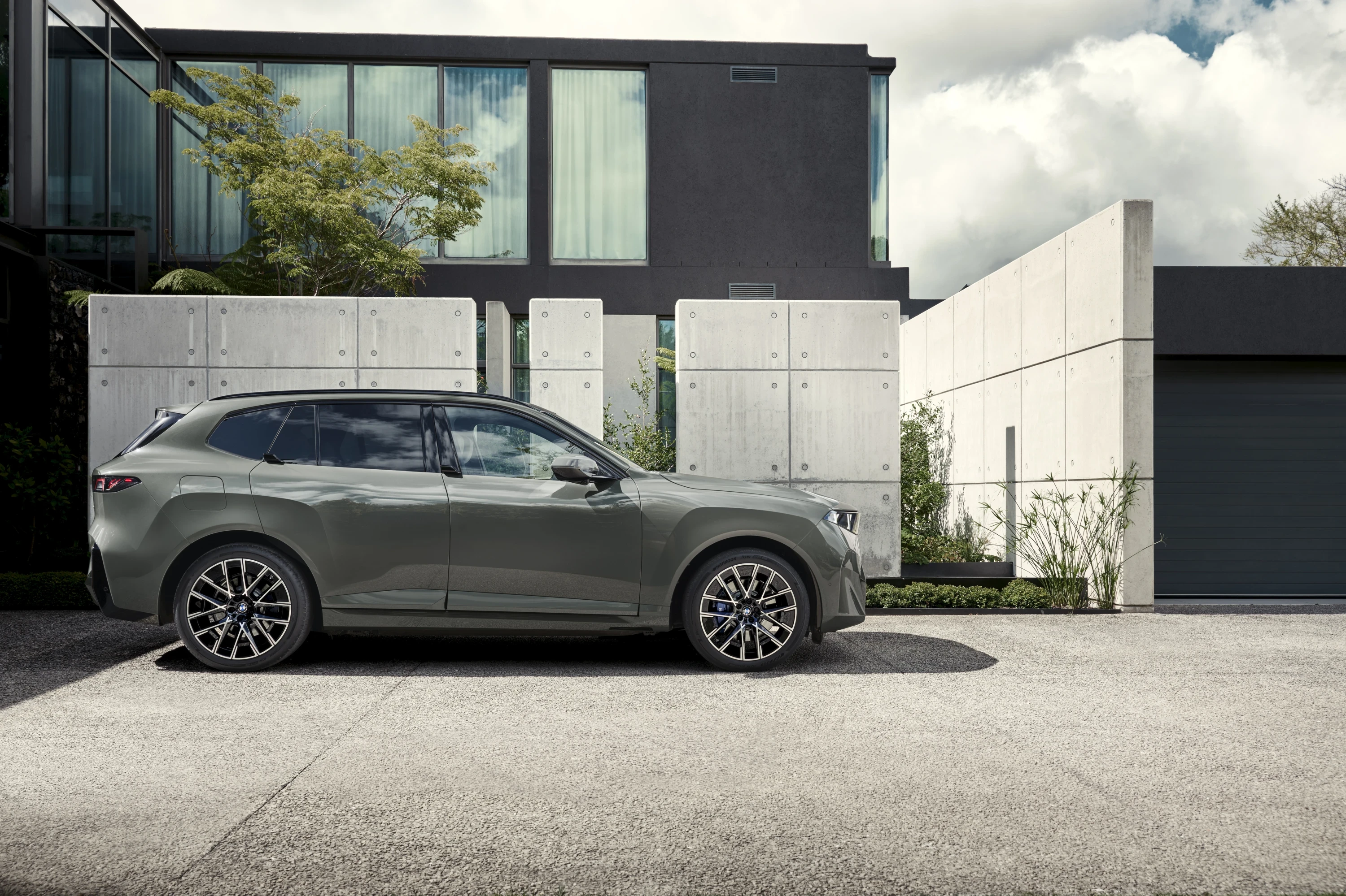 BMW iX5 60 xDrive exterior view