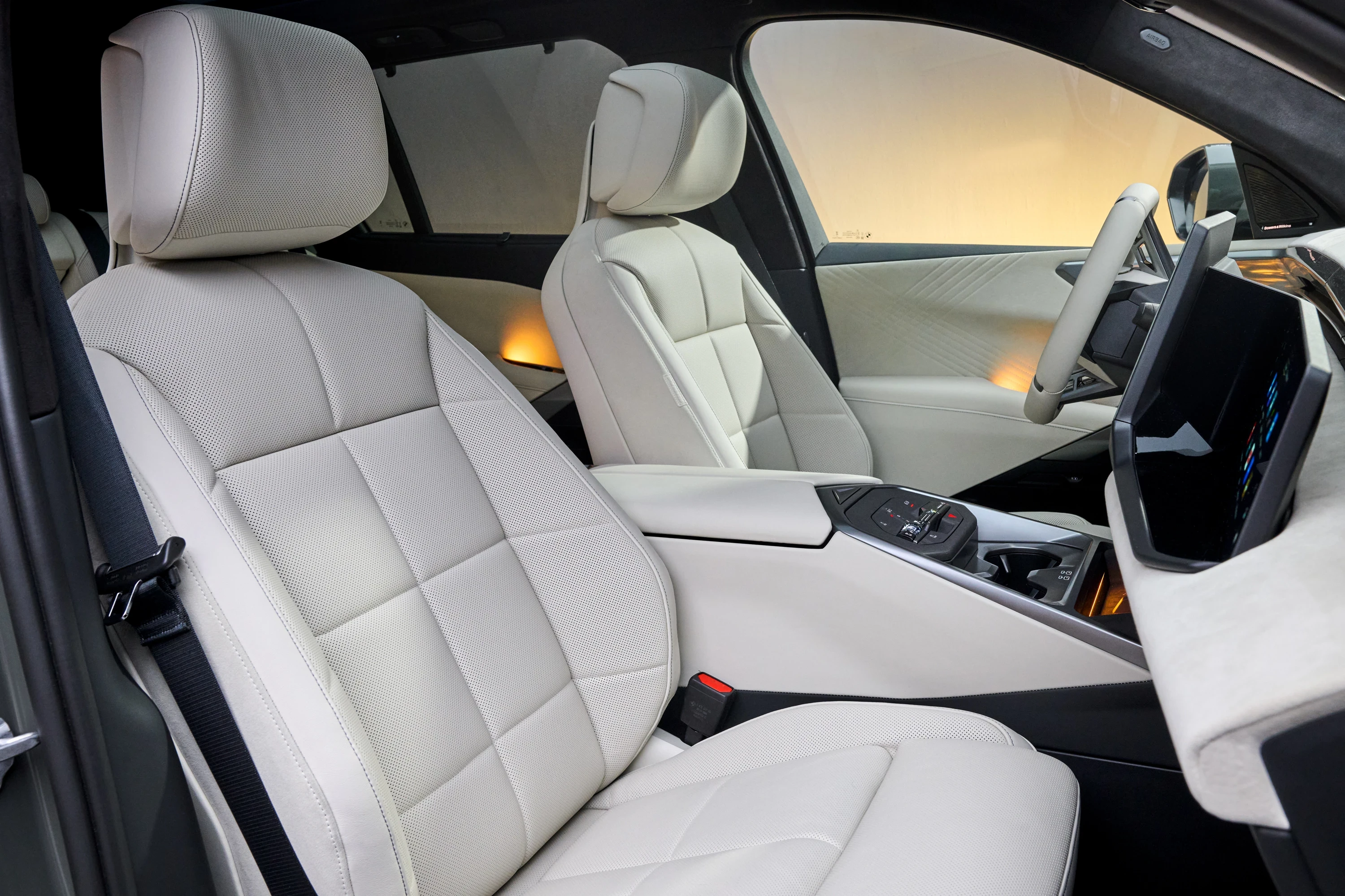 BMW iX5 60 xDrive frontseats view